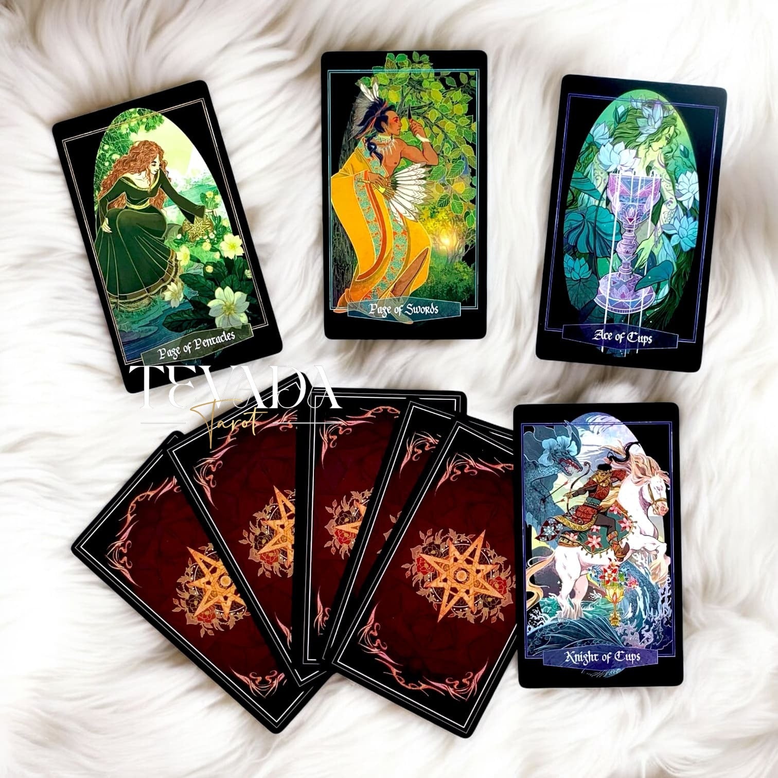 Children of Ostara Tarot BLACK Edition : Un jeu botanique de 78 cartes présentant des plantes aux significations magiques. Connectez-vous à la sagesse de la nature et améliorez vos lectures de tarot avec des correspondances élémentaires.