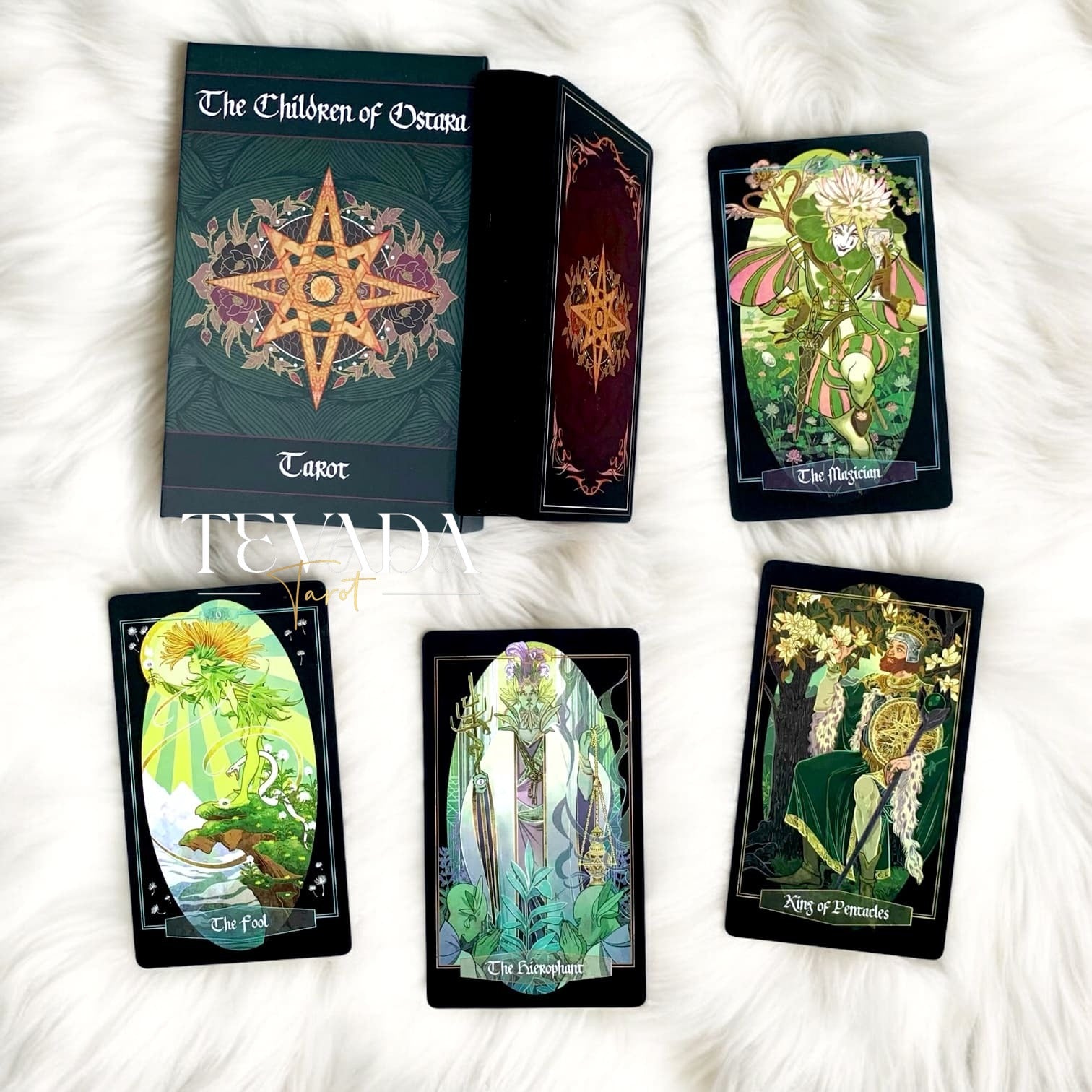 Children of Ostara Tarot BLACK Edition : Un jeu botanique de 78 cartes présentant des plantes aux significations magiques. Connectez-vous à la sagesse de la nature et améliorez vos lectures de tarot avec des correspondances élémentaires.