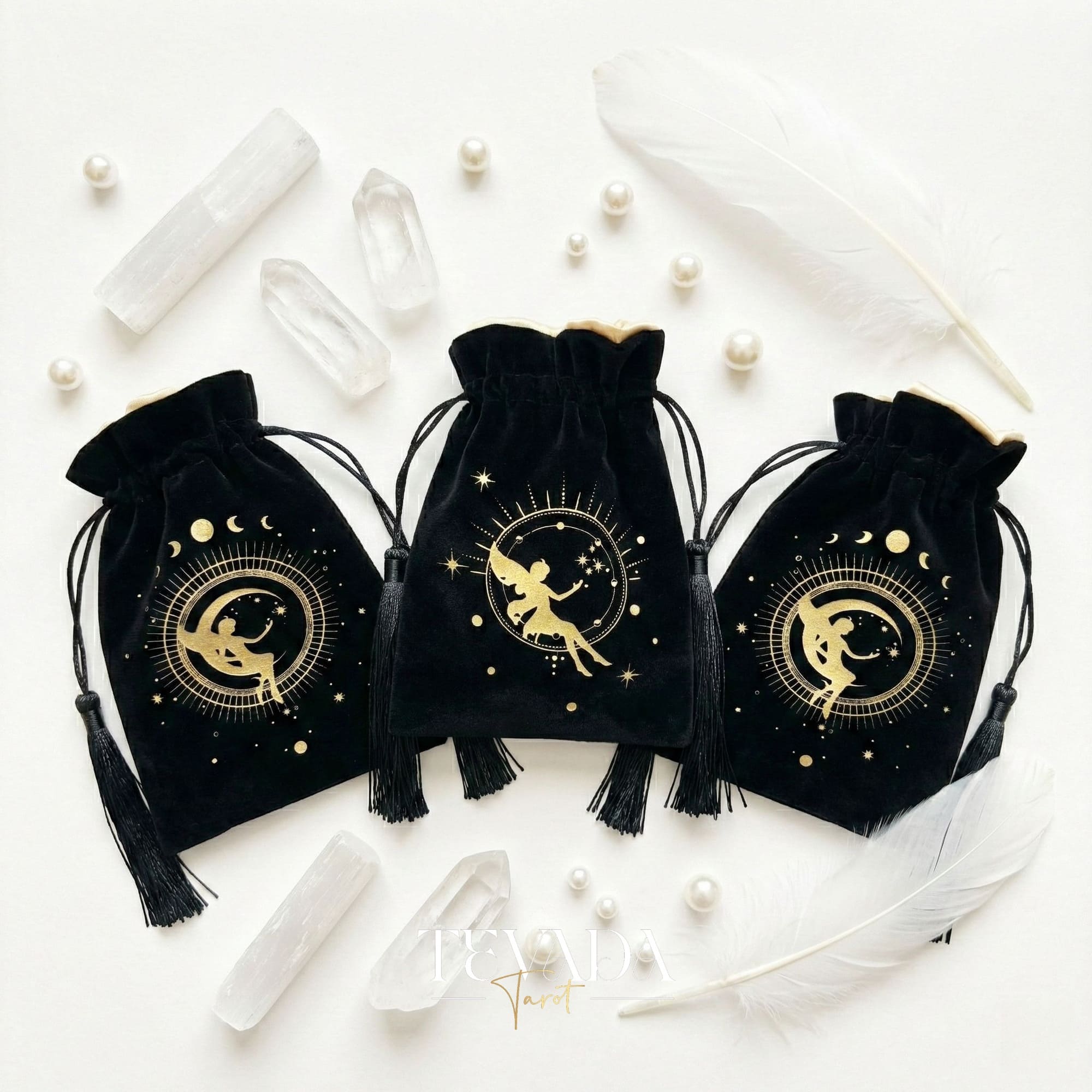 Bolsa de tarot de terciopelo negro con estampado dorado y borlas para proteger barajas de tarot y cristales en un altar de brujas.