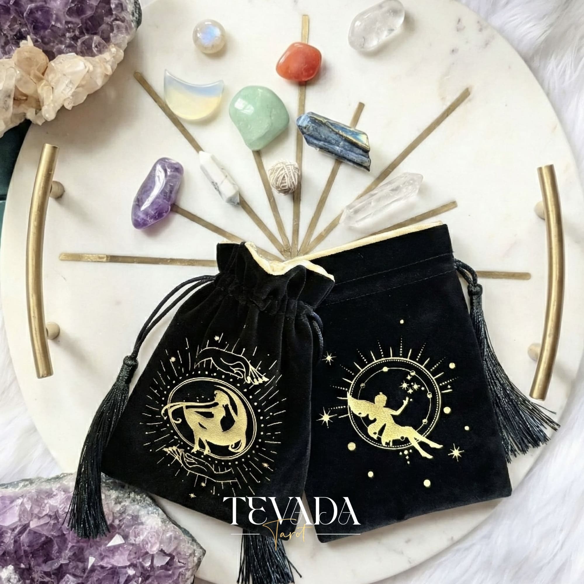 Bolsa de tarot de terciopelo negro con estampado dorado y borlas para proteger barajas de tarot y cristales en un altar de brujas.