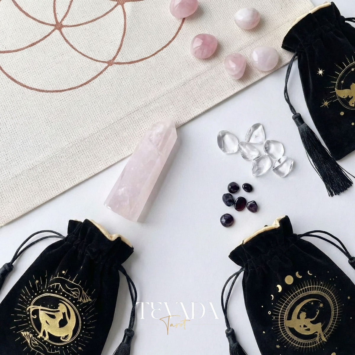 Bolsa de tarot de terciopelo negro con estampado dorado y borlas para proteger barajas de tarot y cristales en un altar de brujas.