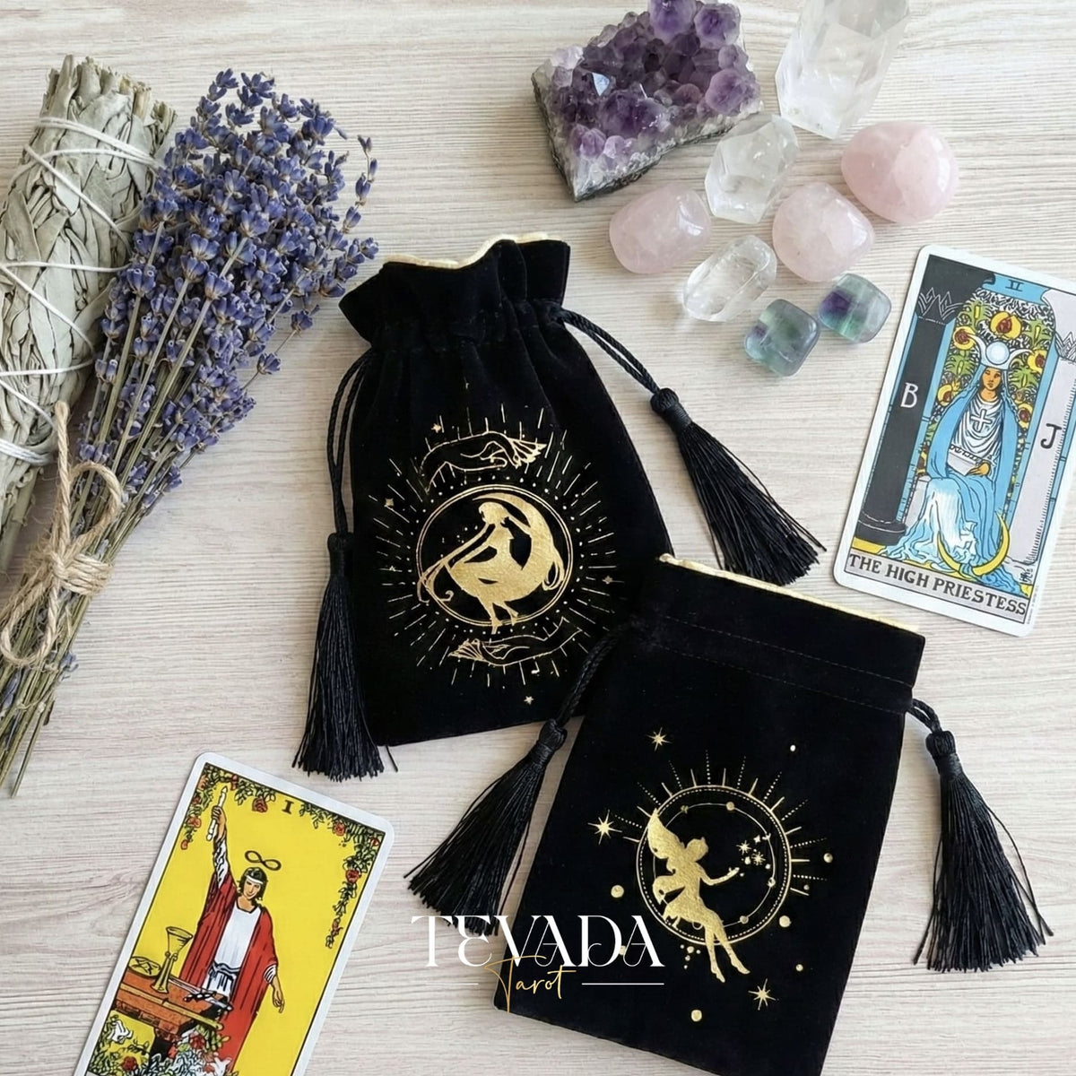 Bolsa de tarot de terciopelo negro con estampado dorado y borlas para proteger barajas de tarot y cristales en un altar de brujas.