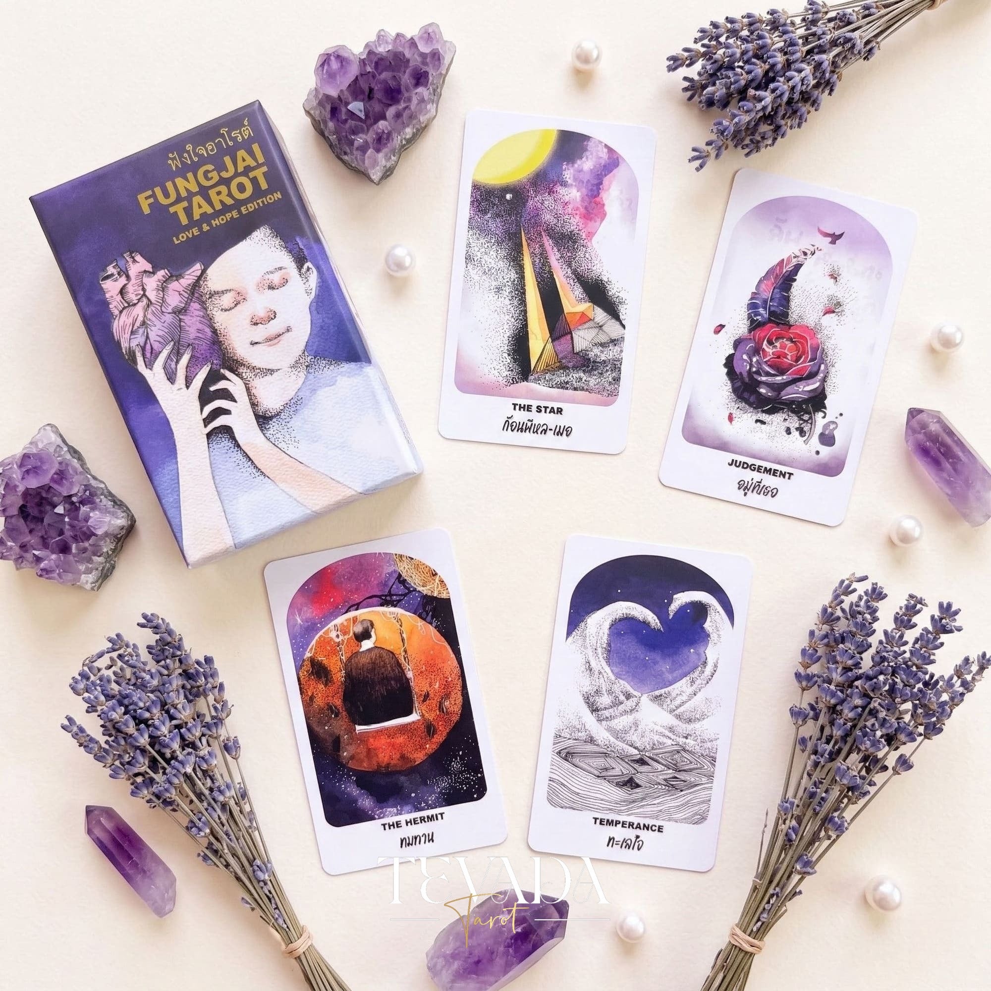 Fungjai Tarot Love & Hope 編集版は、感情的な癒しとセルフケアのためのビンテージ漫画アートをフィーチャーしています。