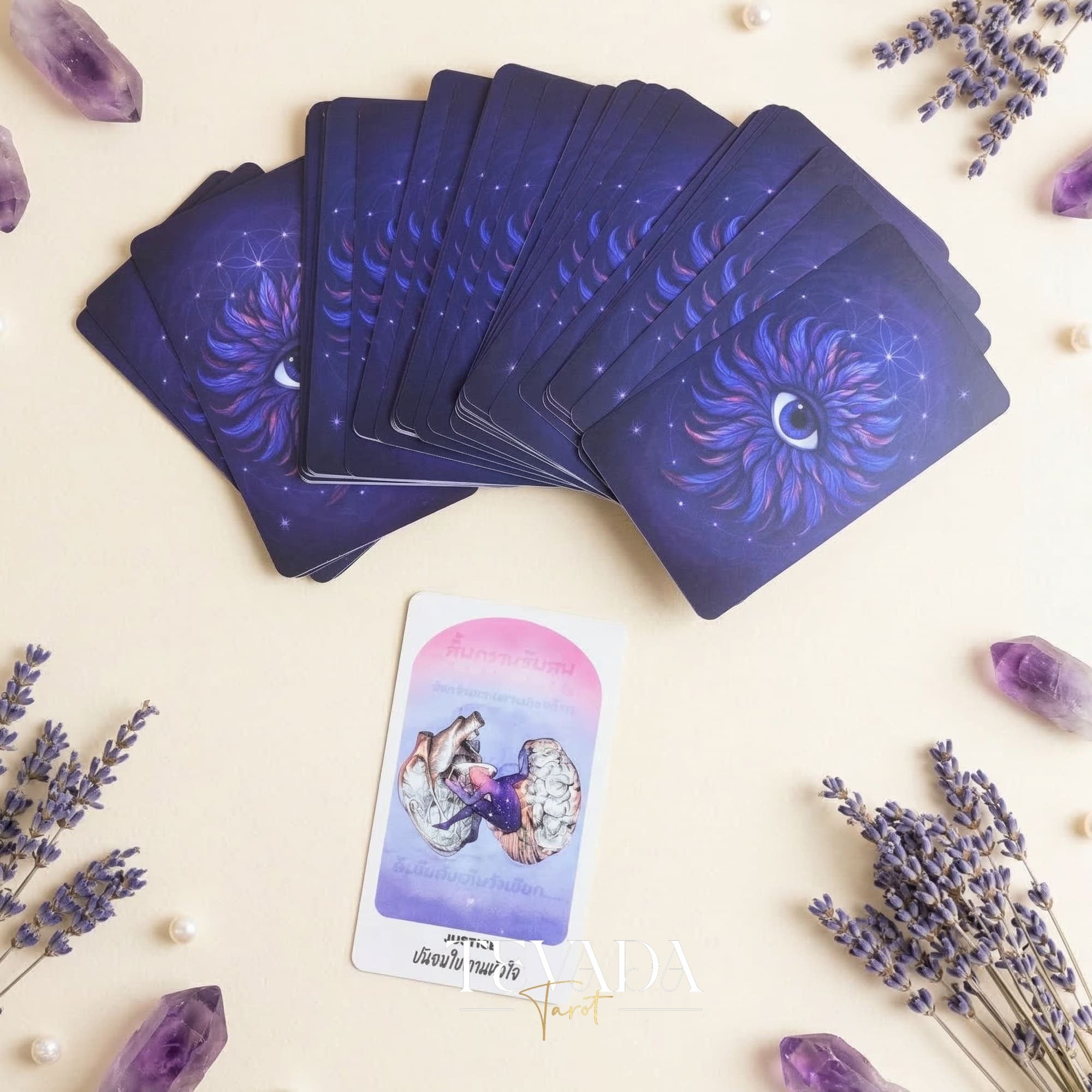 Fungjai Tarot Love & Hope 編集版は、感情的な癒しとセルフケアのためのビンテージ漫画アートをフィーチャーしています。