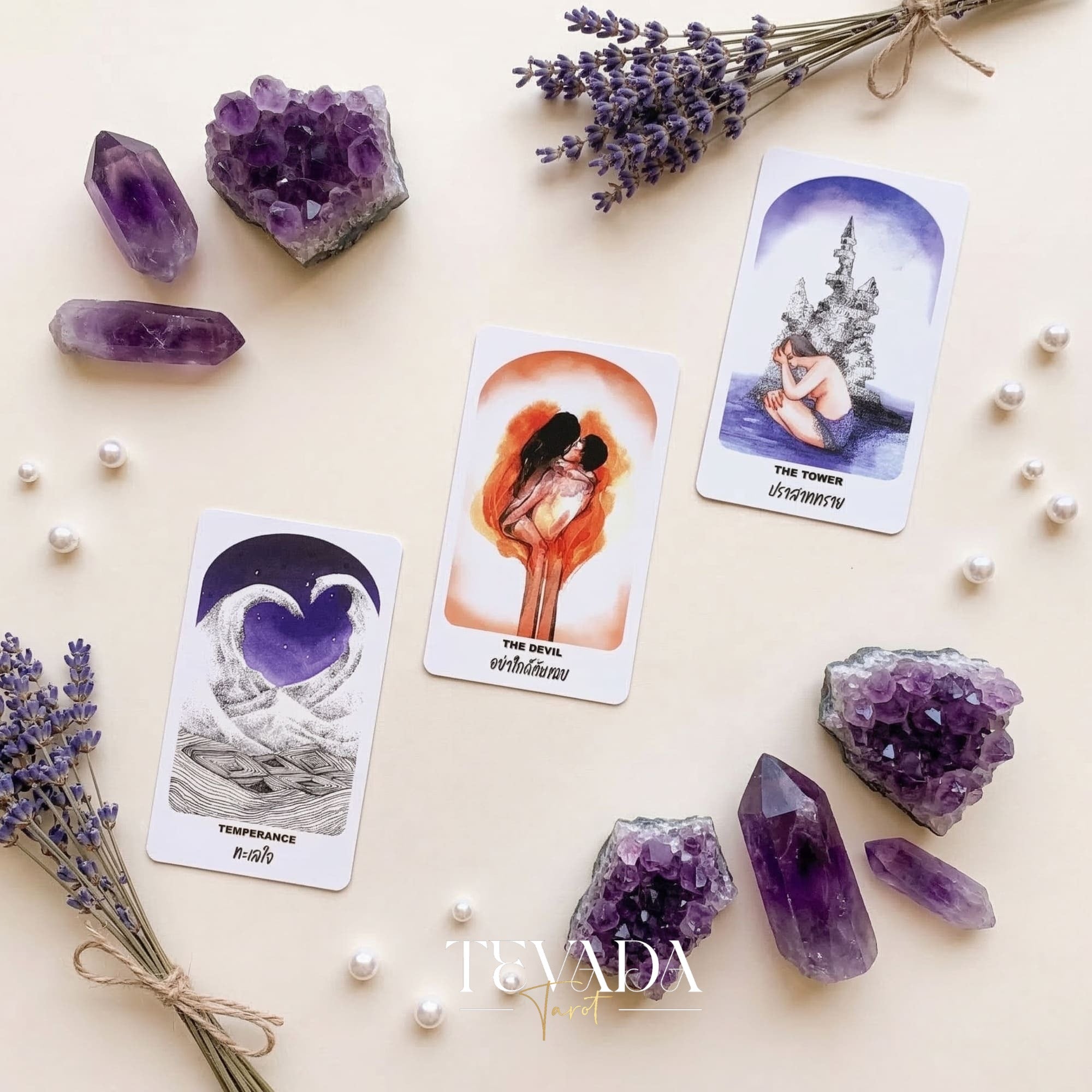 Fungjai Tarot Love & Hope 編集版は、感情的な癒しとセルフケアのためのビンテージ漫画アートをフィーチャーしています。
