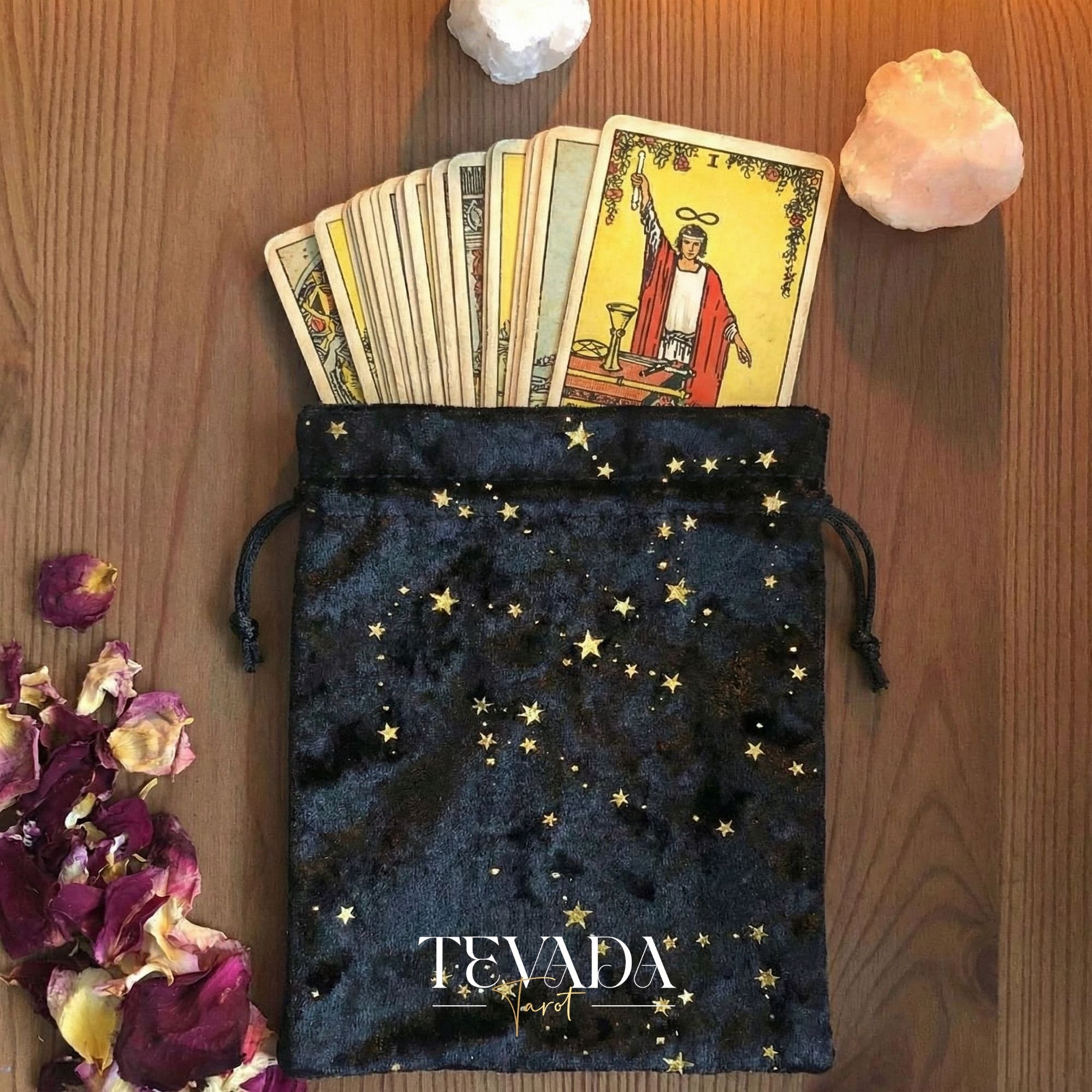 THE GALAXY Velvet Tarot Pouch en noir et violet avec des étoiles dorées pour protéger les jeux de tarot et le décor de l’autel