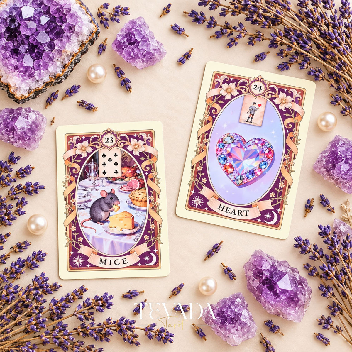 Las cartas de Ratones y Corazón Lenormand dispuestas entre cristales de amatista y ramitas de lavanda sobre un fondo pálido.