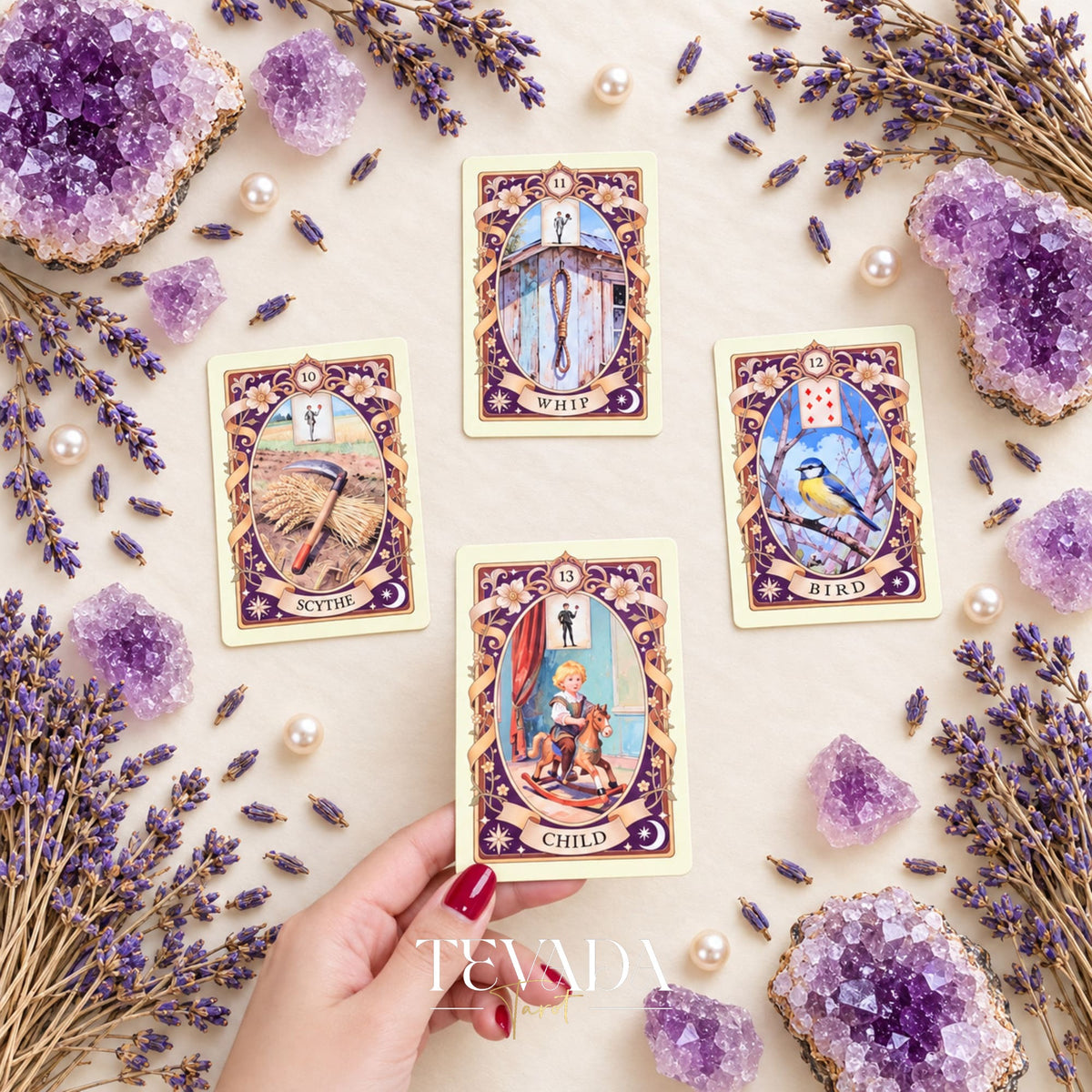 Las cartas de Látigo, Guadaña, Pájaro y Niño de Gilded Spring Encounter Lenormand, dispuestas en marcos ornamentados de color púrpura y dorado con amatista y lavanda.