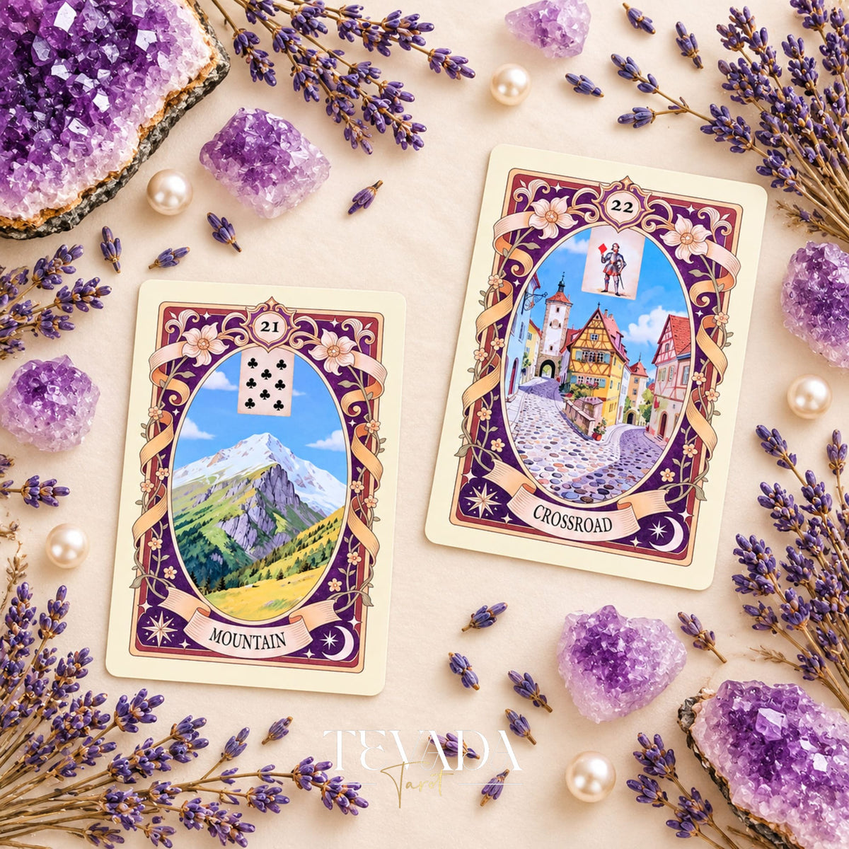Las cartas de Montaña y Cruce de Gilded Spring Encounter Lenormand se muestran una al lado de la otra sobre una superficie de marfil con amatista y lavanda.