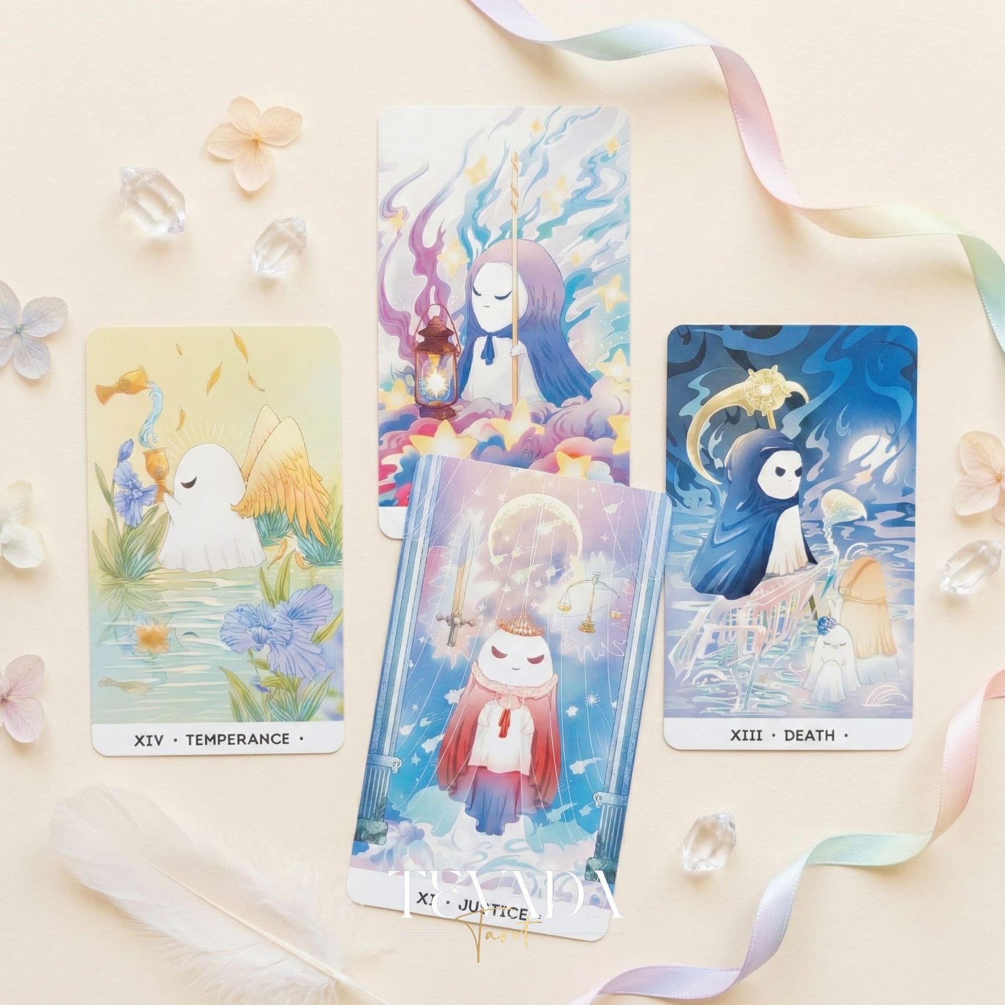 Tarot de Orchid Valley con lindo arte fantasma en colores pastel y bordes plateados holográficos para la adivinación curativa.