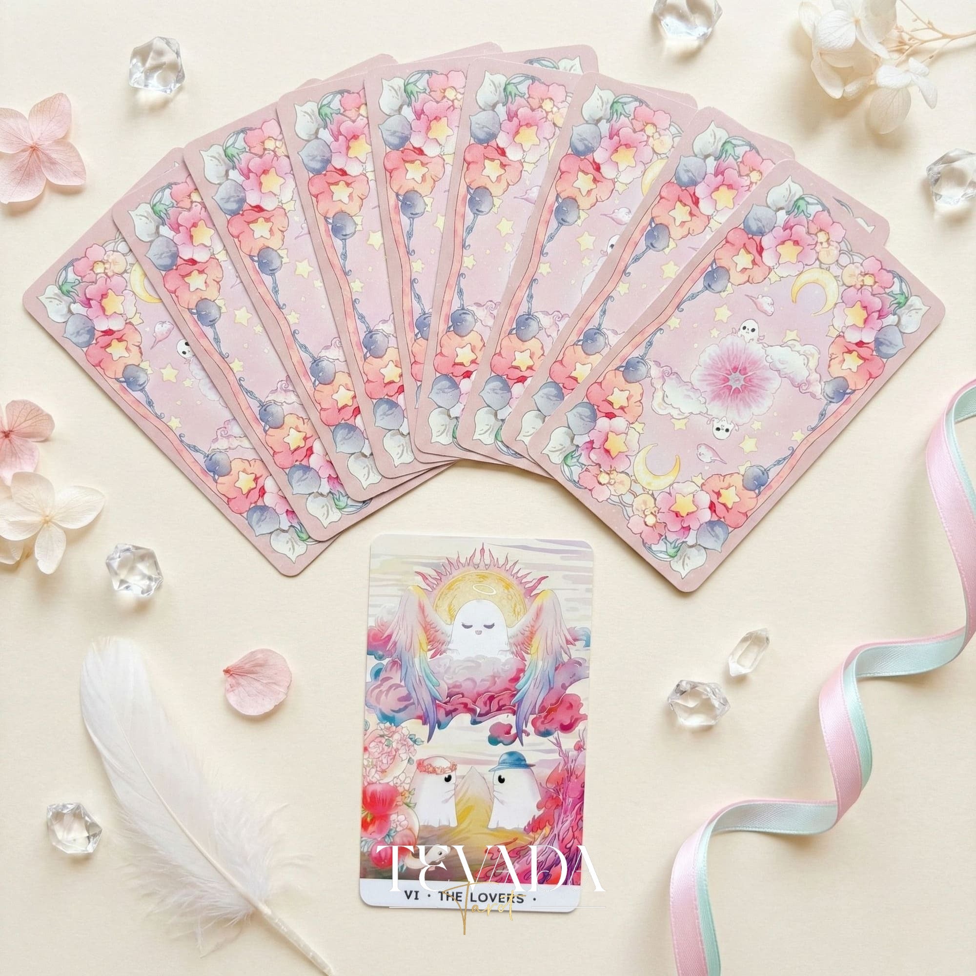 Tarot de Orchid Valley con lindo arte fantasma en colores pastel y bordes plateados holográficos para la adivinación curativa.