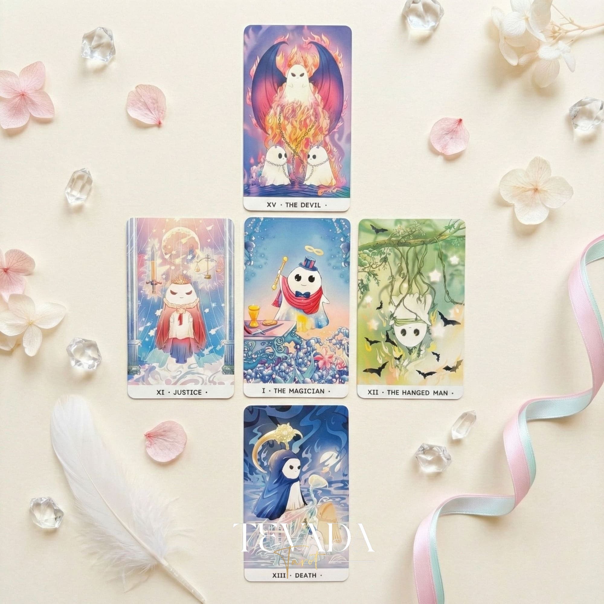 Tarot de Orchid Valley con lindo arte fantasma en colores pastel y bordes plateados holográficos para la adivinación curativa.