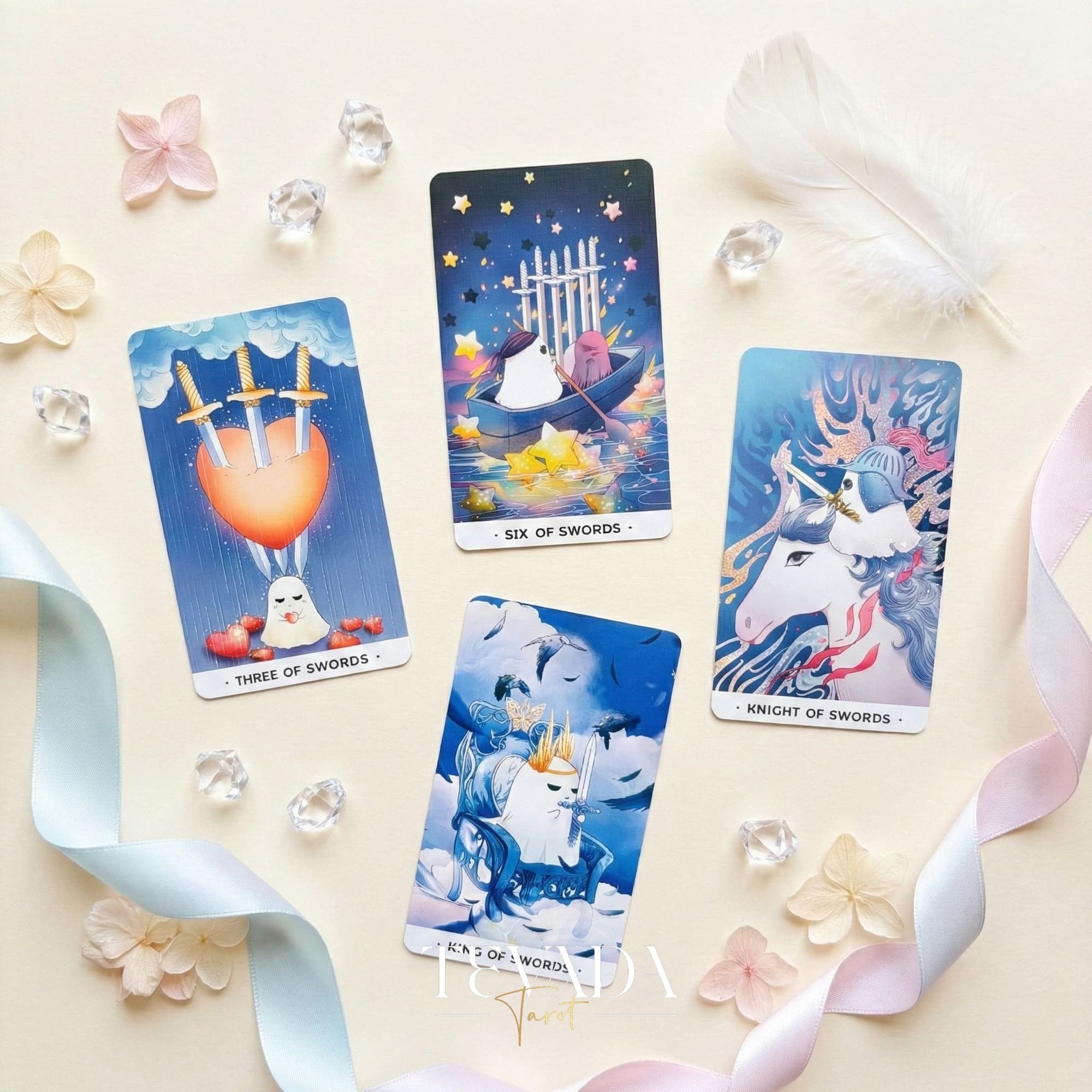 Tarot de Orchid Valley con lindo arte fantasma en colores pastel y bordes plateados holográficos para la adivinación curativa.