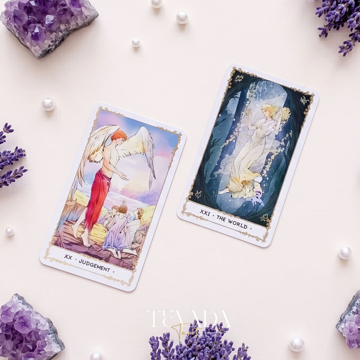Silent Desolate Tarot DELUXE misteriosa y etérea baraja de tarot independiente de anime con bordes holográficos plateados para trabajar con las sombras.