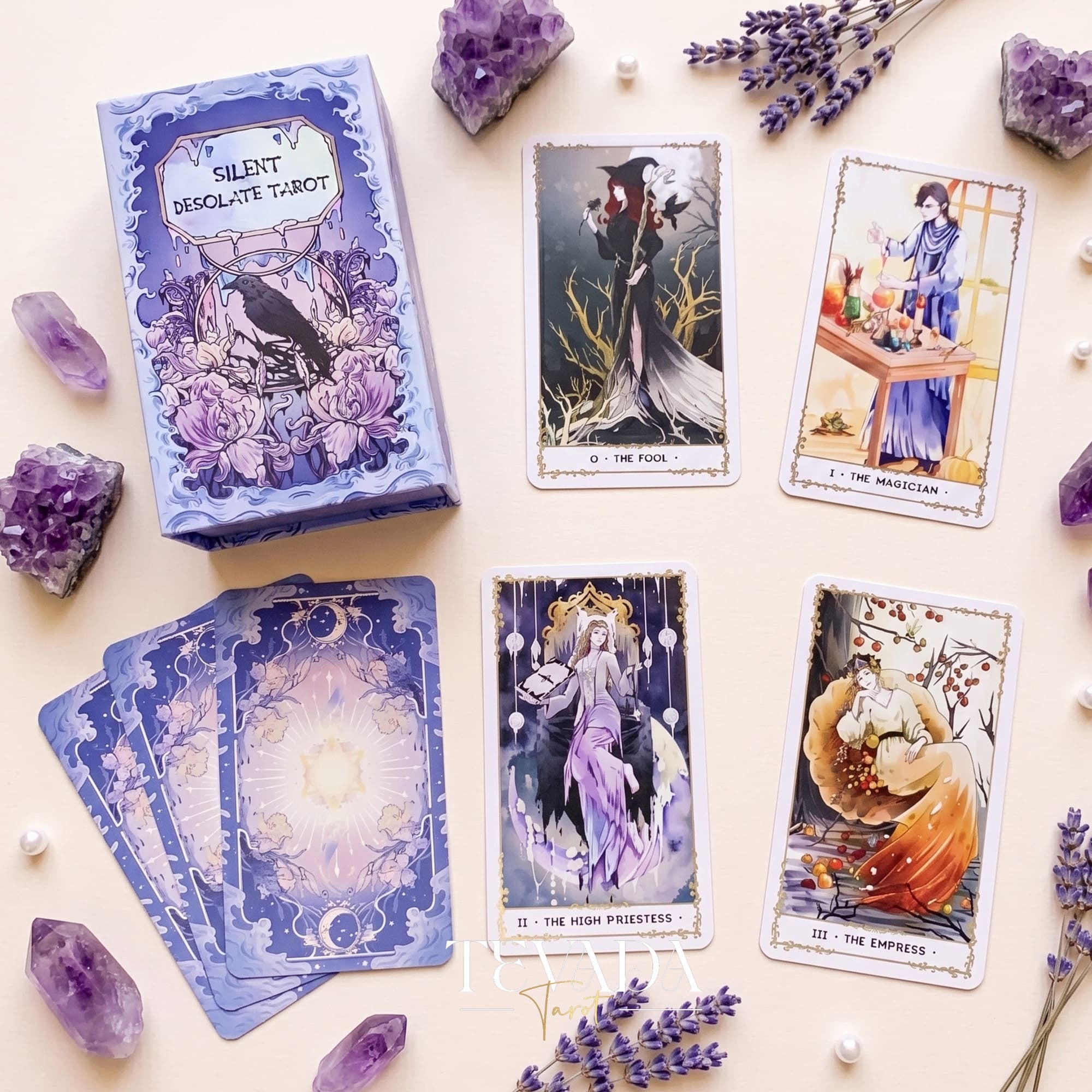 Silent Desolate Tarot DELUXE misteriosa y etérea baraja de tarot independiente de anime con bordes holográficos plateados para trabajar con las sombras.