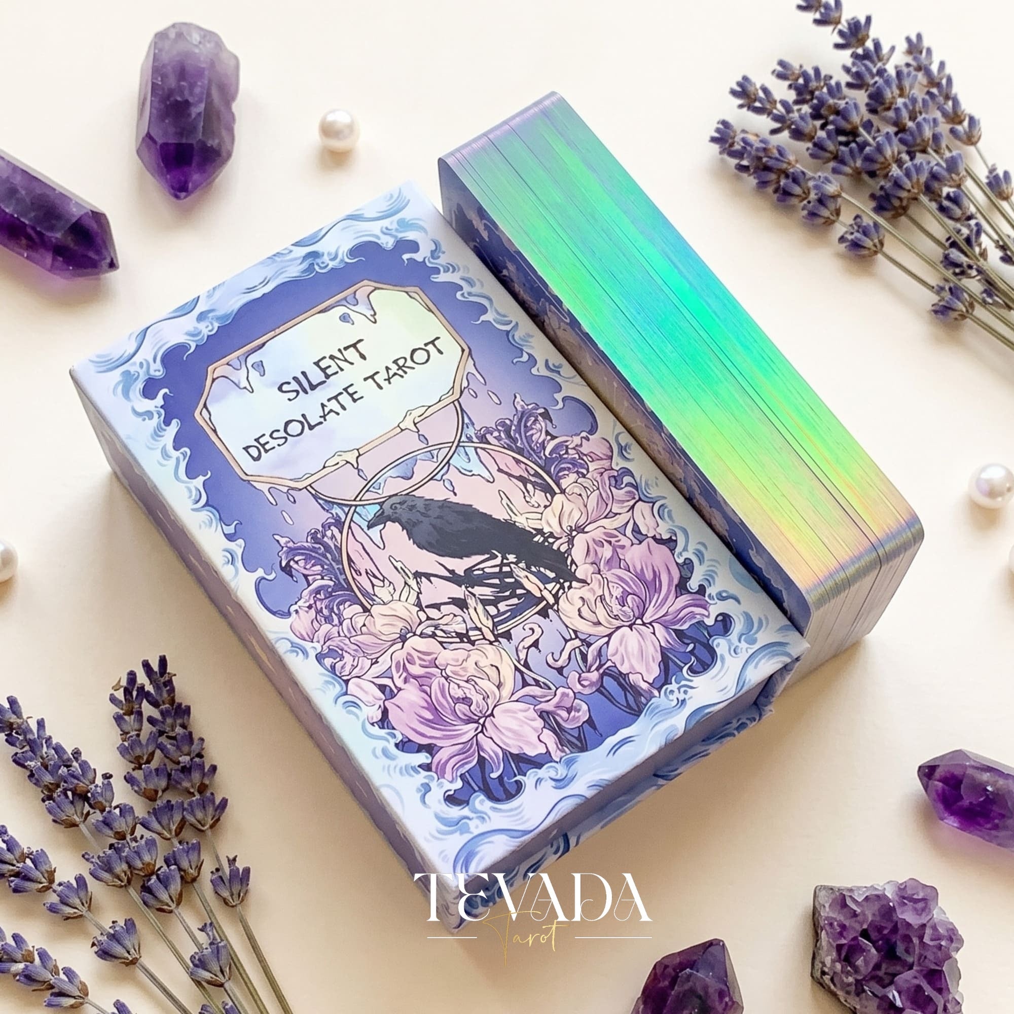 Silent Desolate Tarot DELUXE misteriosa y etérea baraja de tarot independiente de anime con bordes holográficos plateados para trabajar con las sombras.