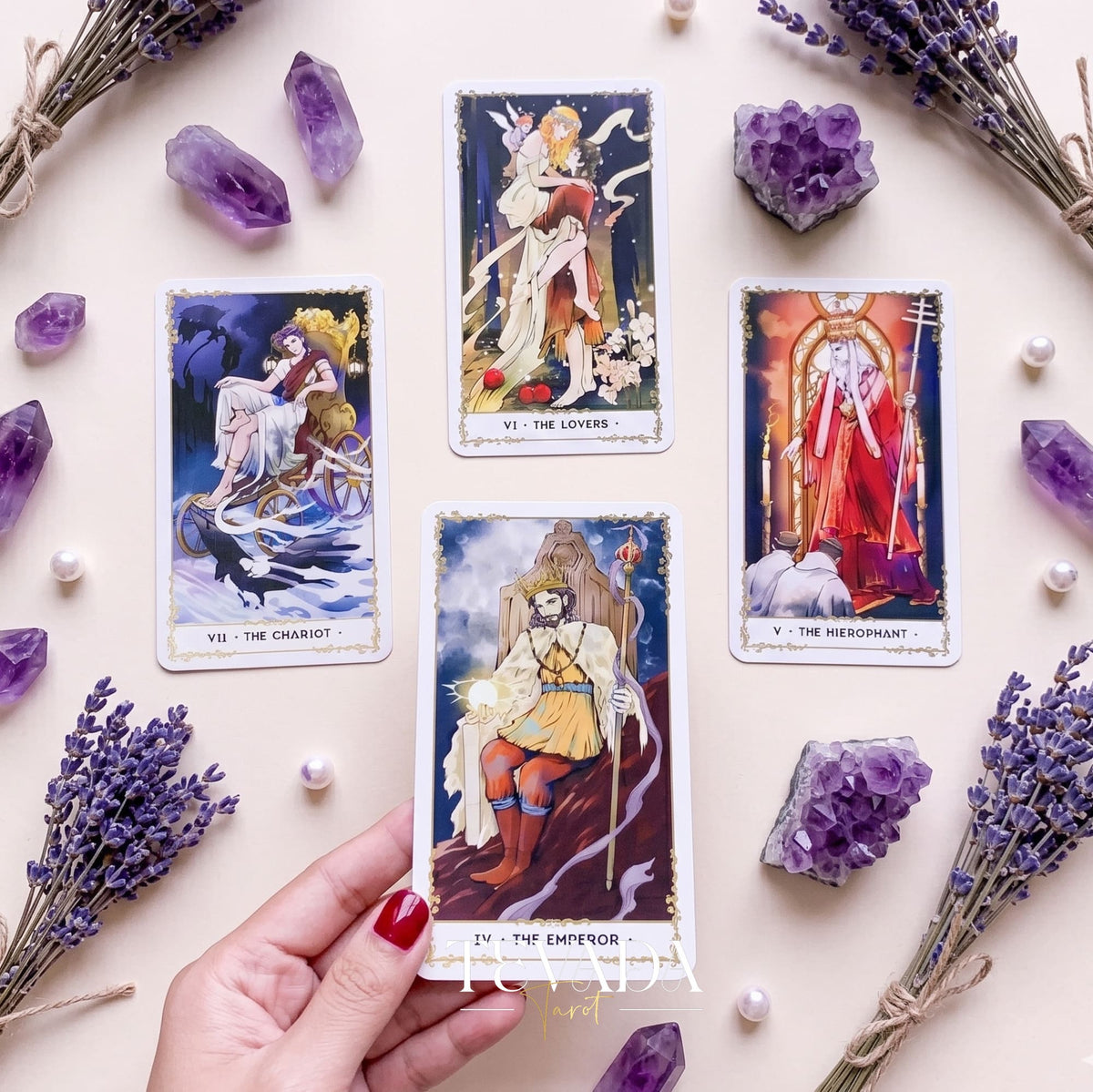 Silent Desolate Tarot DELUXE misteriosa y etérea baraja de tarot independiente de anime con bordes holográficos plateados para trabajar con las sombras.