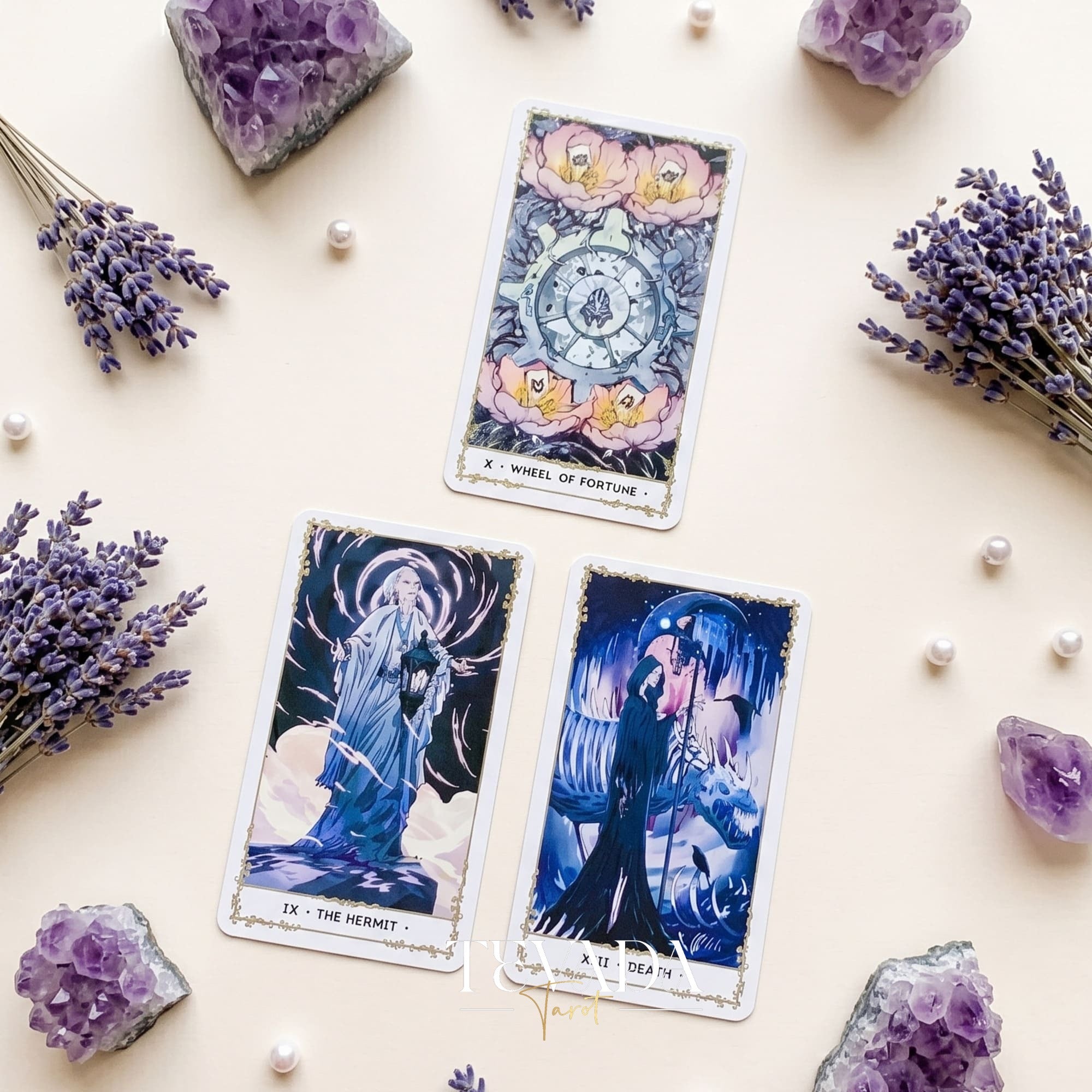 Silent Desolate Tarot DELUXE misteriosa y etérea baraja de tarot independiente de anime con bordes holográficos plateados para trabajar con las sombras.