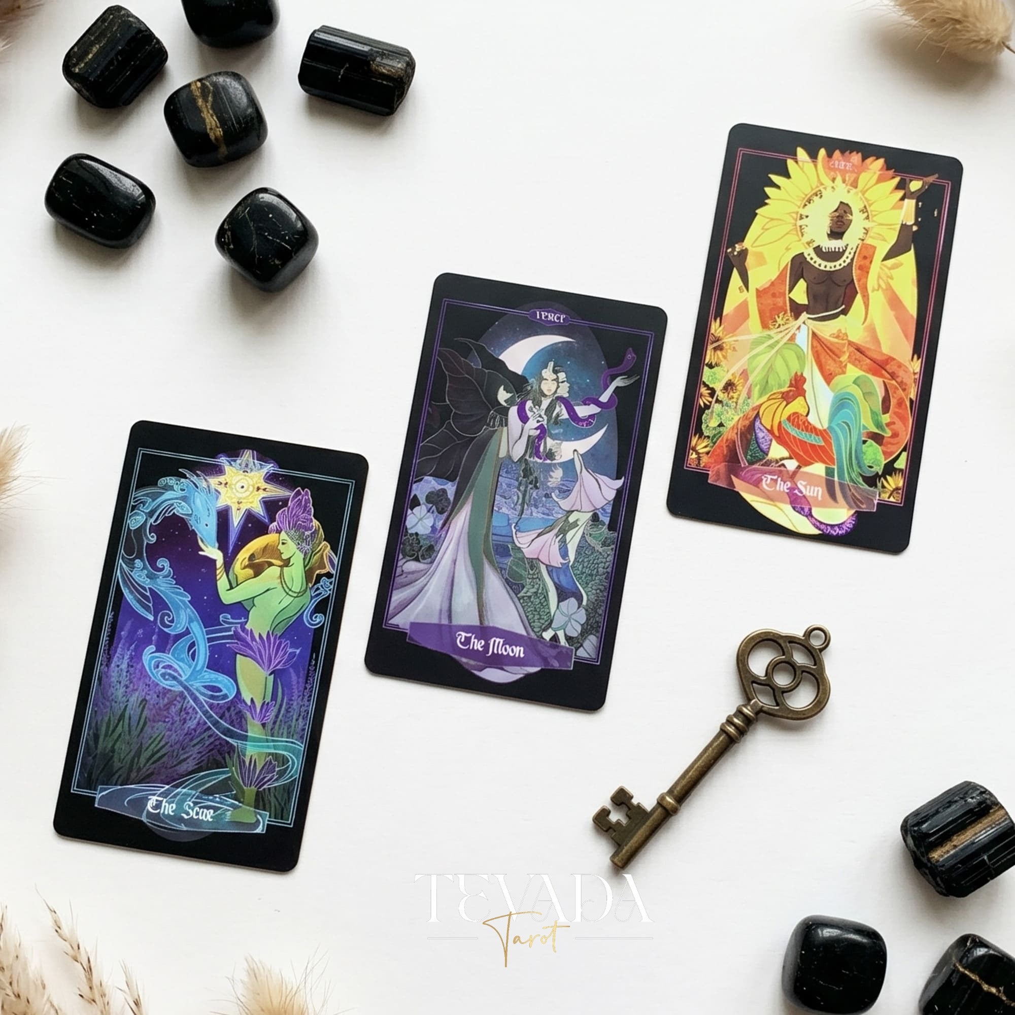 The Children of Ostara Tarot BLACK Edition は、魔法と癒しのための神秘的な植物のインディー タロット デッキです。