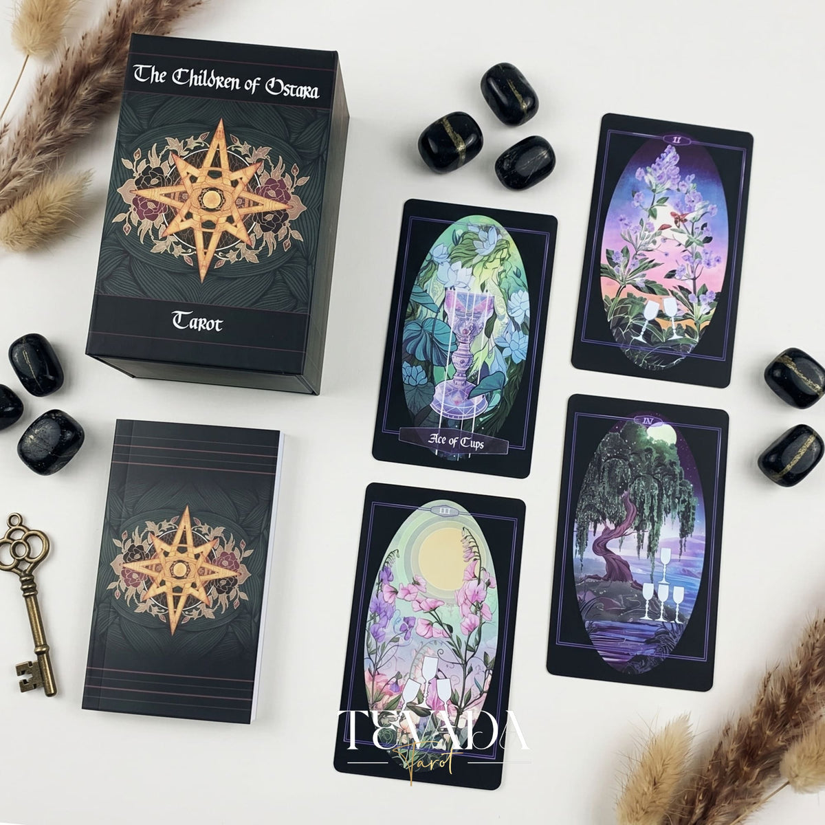The Children of Ostara Tarot BLACK Edition は、魔法と癒しのための神秘的な植物のインディー タロット デッキです。