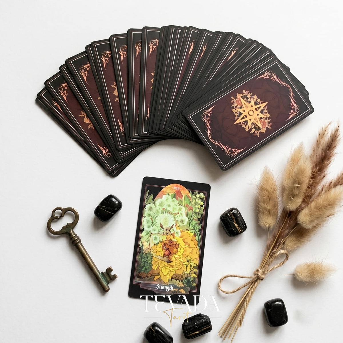 The Children of Ostara Tarot BLACK Edition は、魔法と癒しのための神秘的な植物のインディー タロット デッキです。