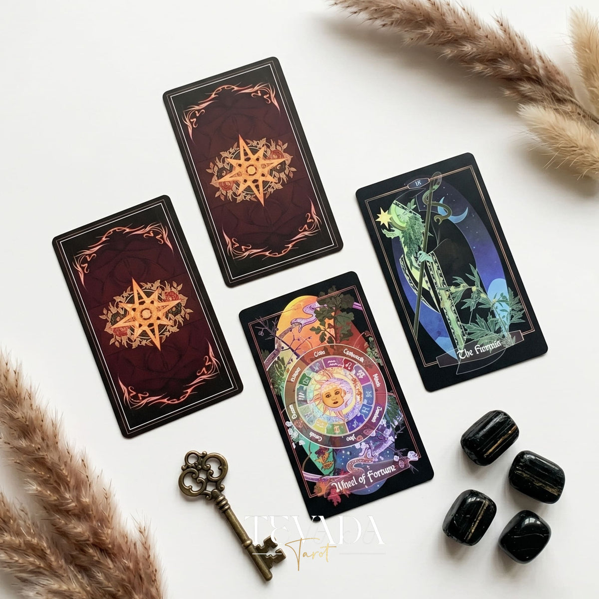The Children of Ostara Tarot BLACK Edition は、魔法と癒しのための神秘的な植物のインディー タロット デッキです。