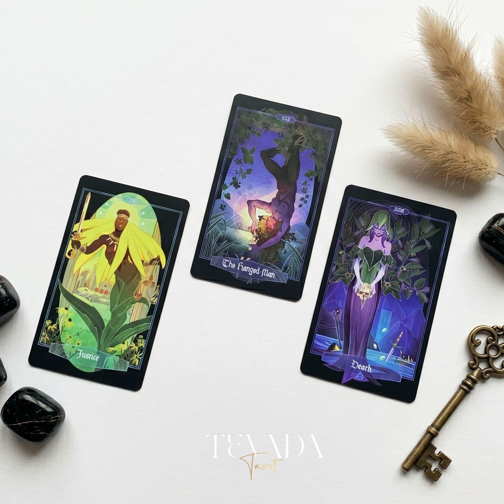 The Children of Ostara Tarot BLACK Edition は、魔法と癒しのための神秘的な植物のインディー タロット デッキです。