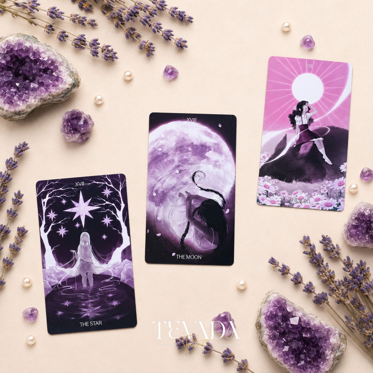 Baraja independiente monocromática de Tarot Blanco x Negro con bordes negros y lámina plateada para trabajar con sombras y leer tarot.