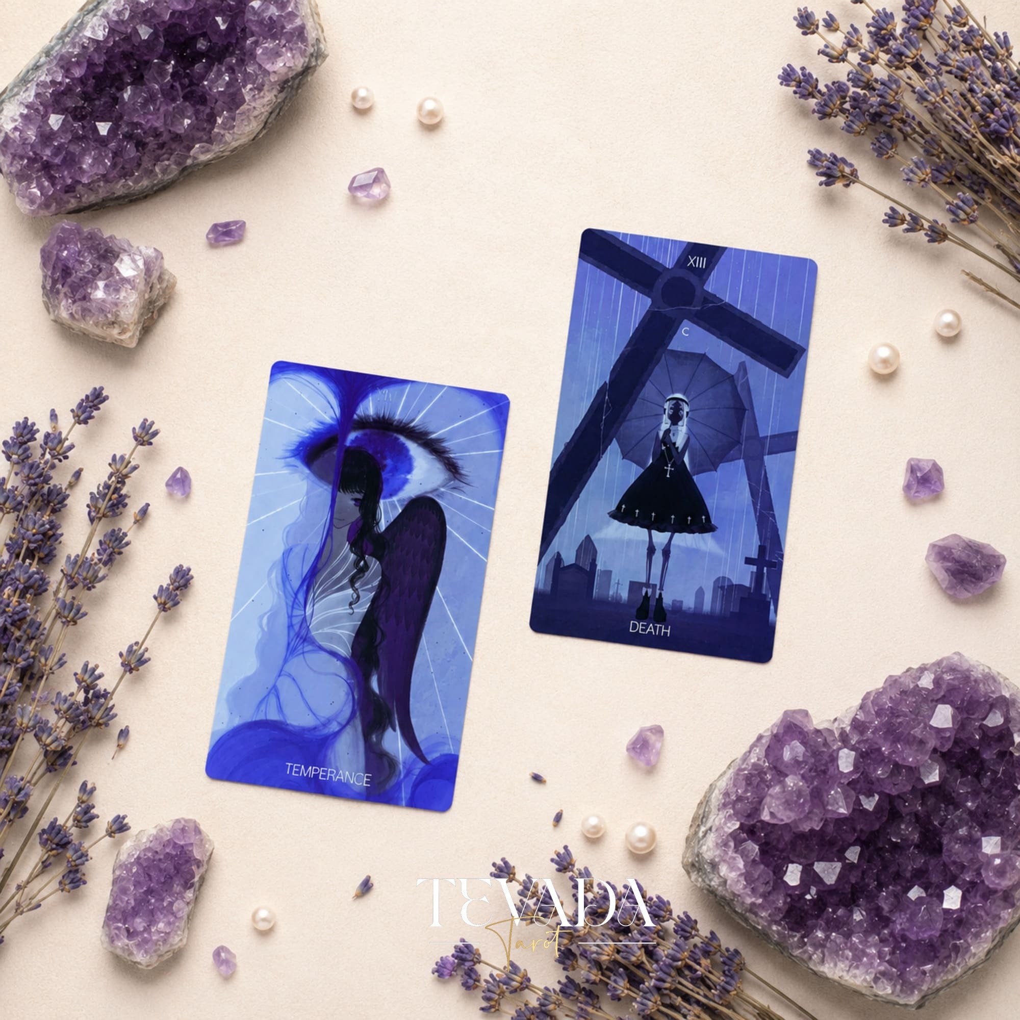 Baraja independiente monocromática de Tarot Blanco x Negro con bordes negros y lámina plateada para trabajar con sombras y leer tarot.