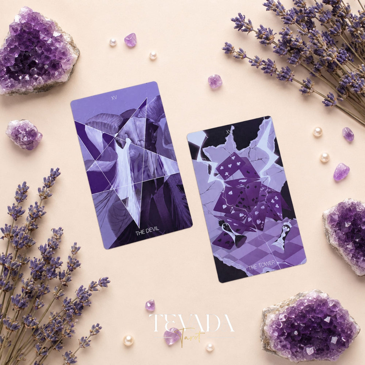 Baraja independiente monocromática de Tarot Blanco x Negro con bordes negros y lámina plateada para trabajar con sombras y leer tarot.