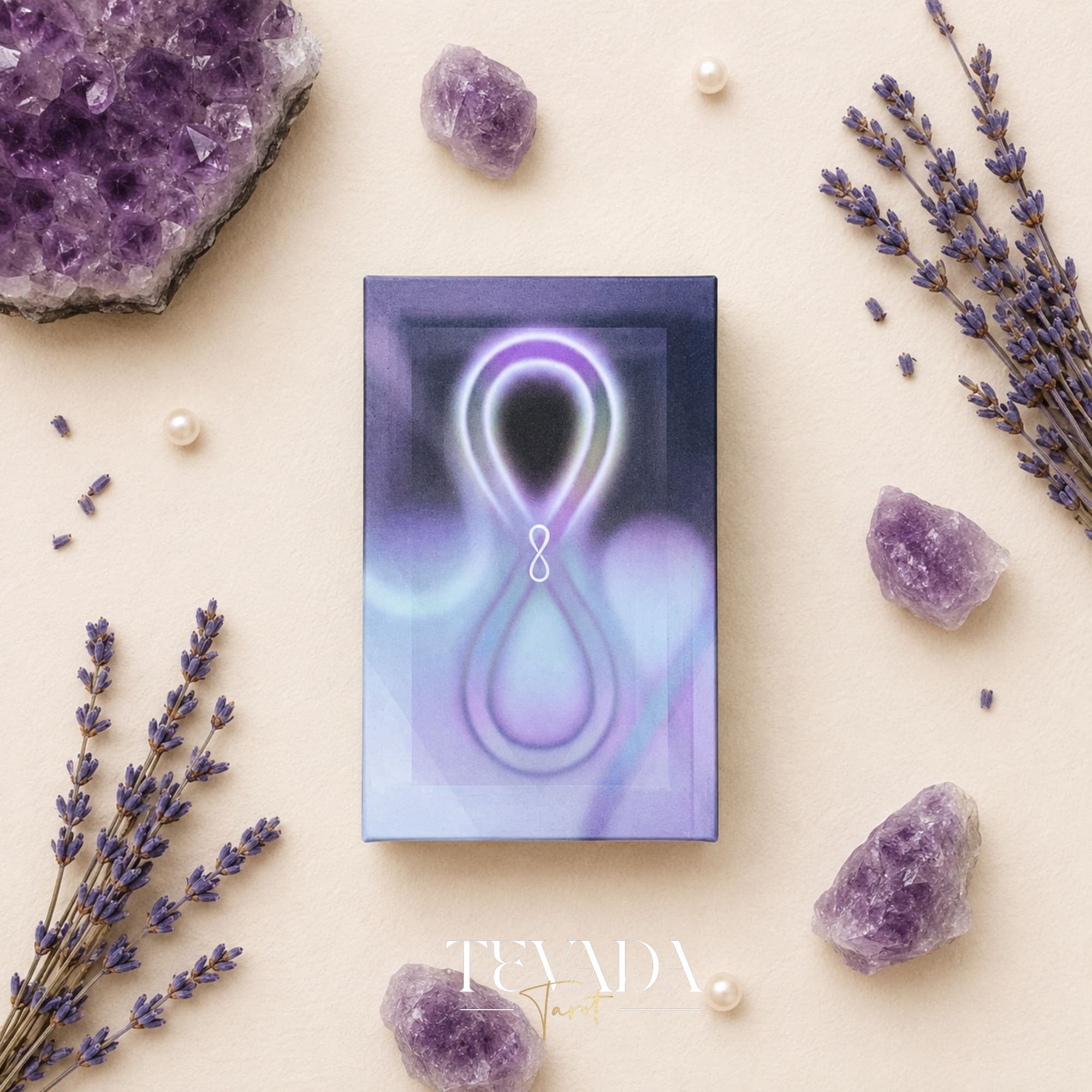Baraja independiente monocromática de Tarot Blanco x Negro con bordes negros y lámina plateada para trabajar con sombras y leer tarot.