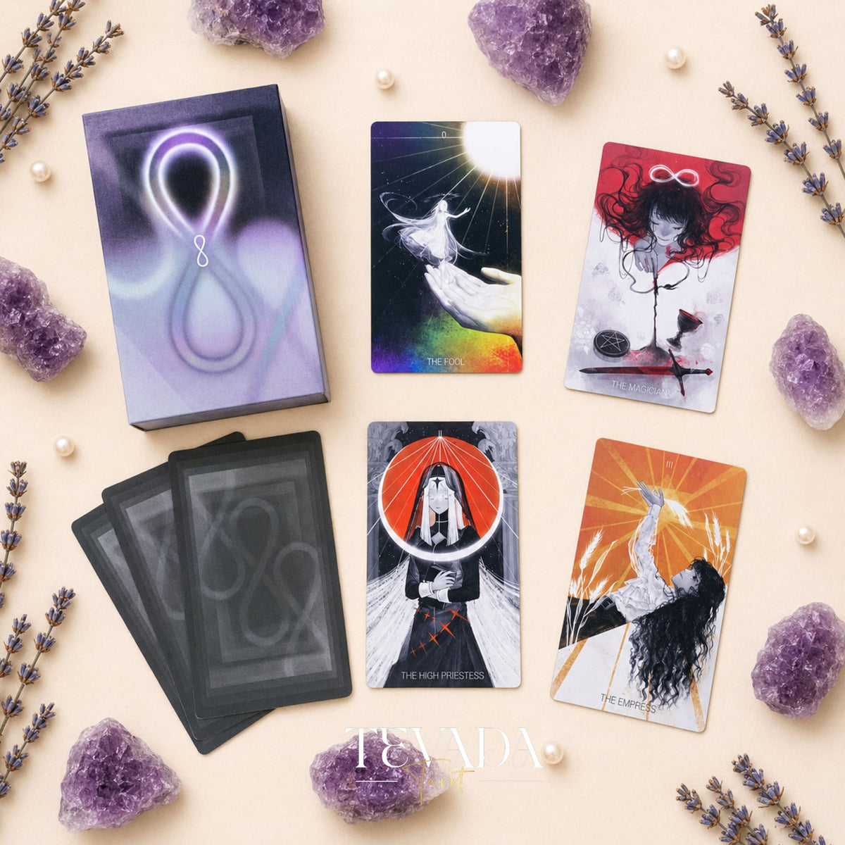 Baraja independiente monocromática de Tarot Blanco x Negro con bordes negros y lámina plateada para trabajar con sombras y leer tarot.