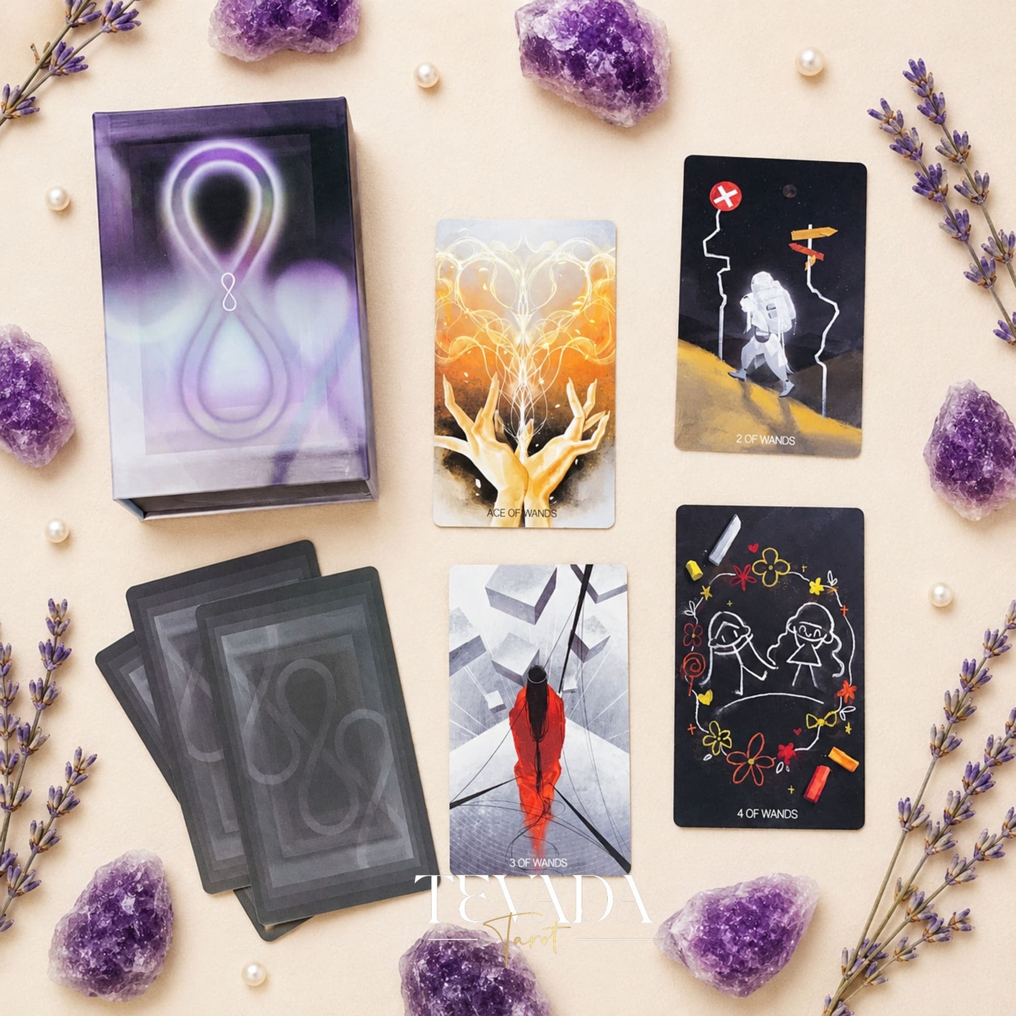 Baraja independiente monocromática de Tarot Blanco x Negro con bordes negros y lámina plateada para trabajar con sombras y leer tarot.