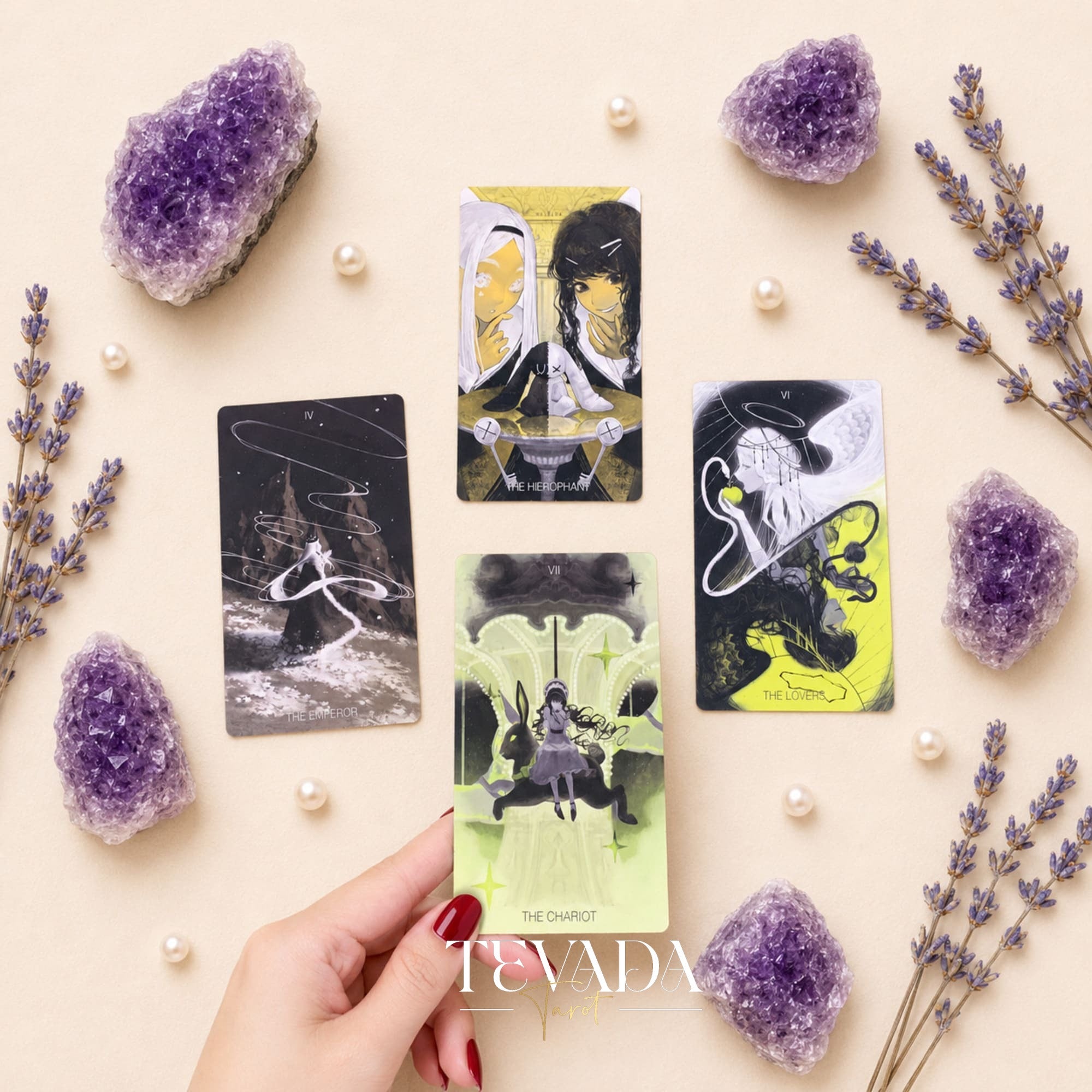 Baraja independiente monocromática de Tarot Blanco x Negro con bordes negros y lámina plateada para trabajar con sombras y leer tarot.