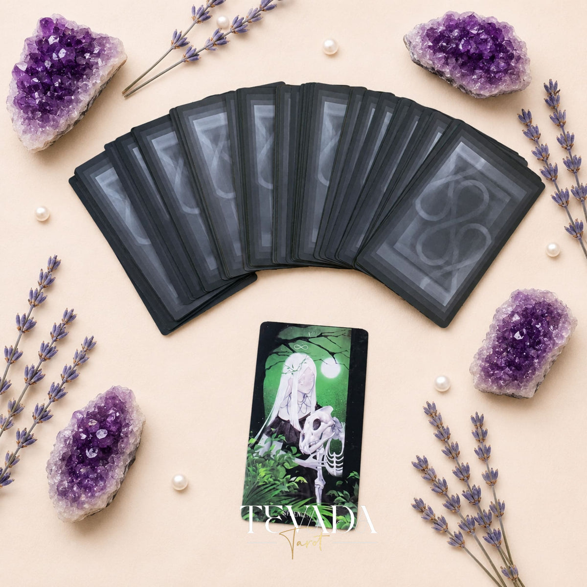 Baraja independiente monocromática de Tarot Blanco x Negro con bordes negros y lámina plateada para trabajar con sombras y leer tarot.