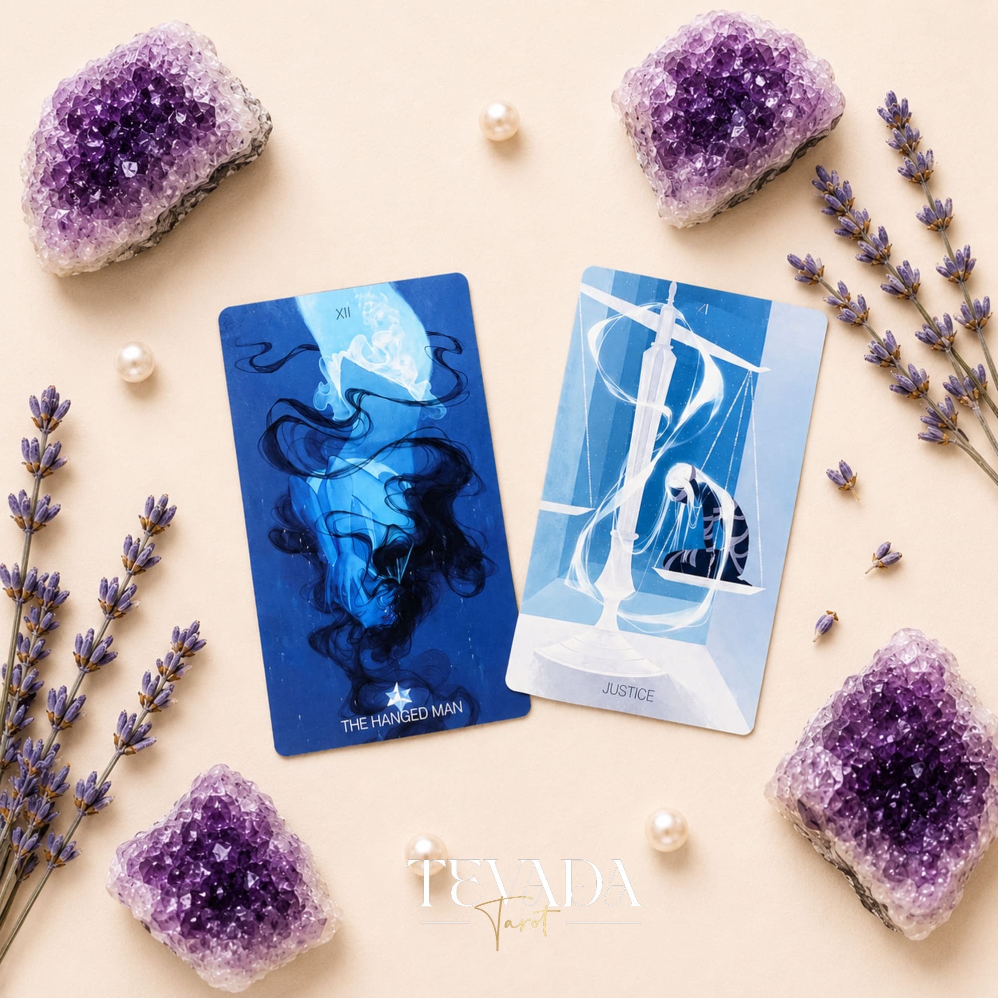 Baraja independiente monocromática de Tarot Blanco x Negro con bordes negros y lámina plateada para trabajar con sombras y leer tarot.