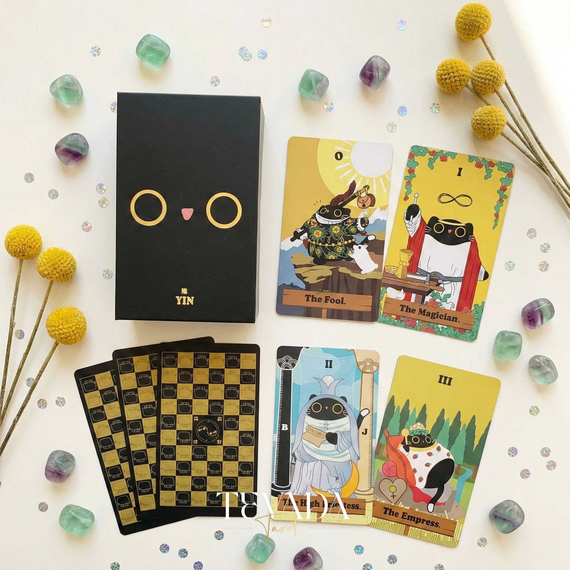 Yin Universe Tarot mignon chat noir Indie Tarot Deck avec bords holographiques noirs pour la divination débutant et le rituel quotidien.