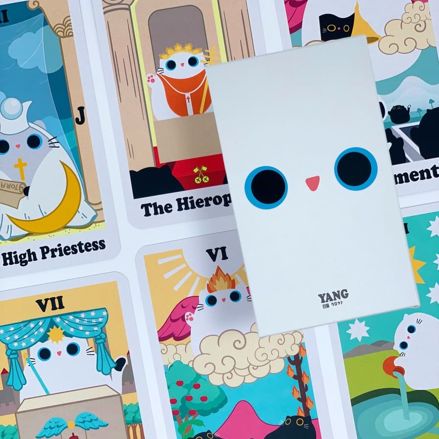 Libérez le chat qui sommeille en vous et explorez le monde du tarot avec YinYang le Tarot du Chat ! Cet adorable deck indépendant est parfait pour les débutants et offre des informations précieuses sur l&