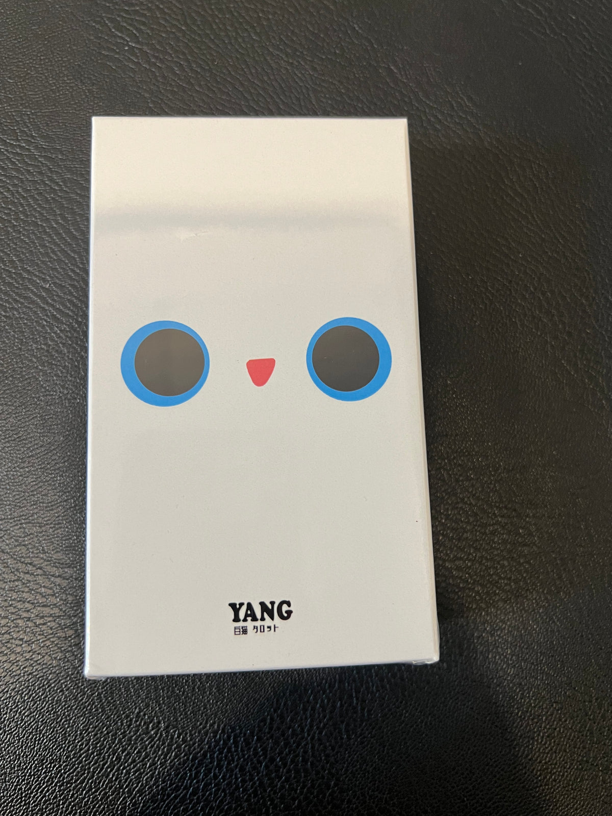Vous recherchez un jeu de tarot aussi unique que vous ? Ne cherchez pas plus loin que YinYang le Tarot du Chat ! Avec son style caricatural ludique et ses charmantes illustrations de chats blancs, ce jeu indépendant est un outil amusant et perspicace pour explorer les mystères du tarot.
