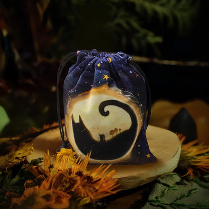 Silk velvet tarot bag featuring a mystical black cat design. Ideal for storing tarot cards, crystals, or pendulums. Soft, durable, perfect for rituals and spiritual protection.