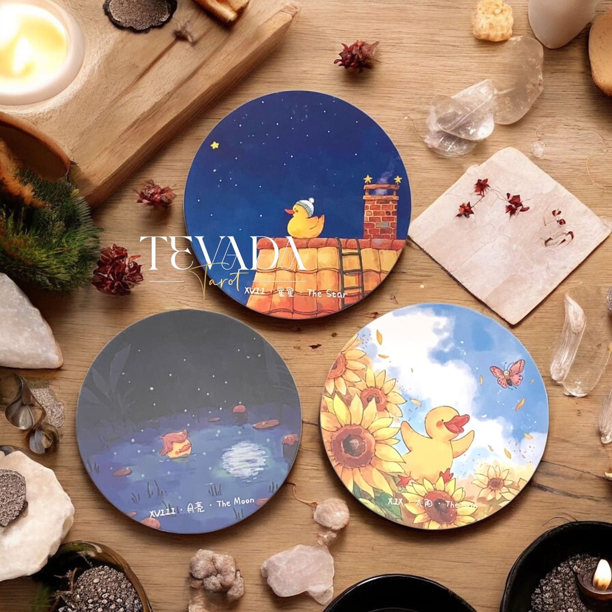 Découvrez le Cleo Duck Tarot, un jeu de 78 cartes contenant des conseils magiques et un art fantaisiste du canard. Parfait pour les lectures intuitives, la découverte de soi et la pratique joyeuse du tarot.