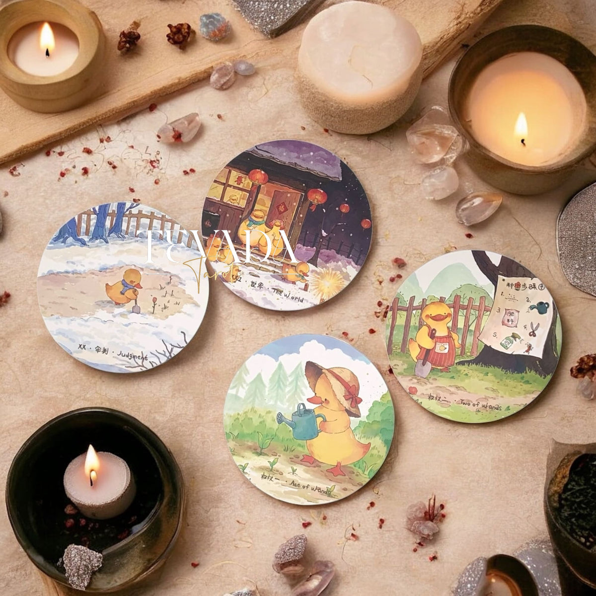 Découvrez le Cleo Duck Tarot, un jeu de 78 cartes contenant des conseils magiques et un art fantaisiste du canard. Parfait pour les lectures intuitives, la découverte de soi et la pratique joyeuse du tarot.