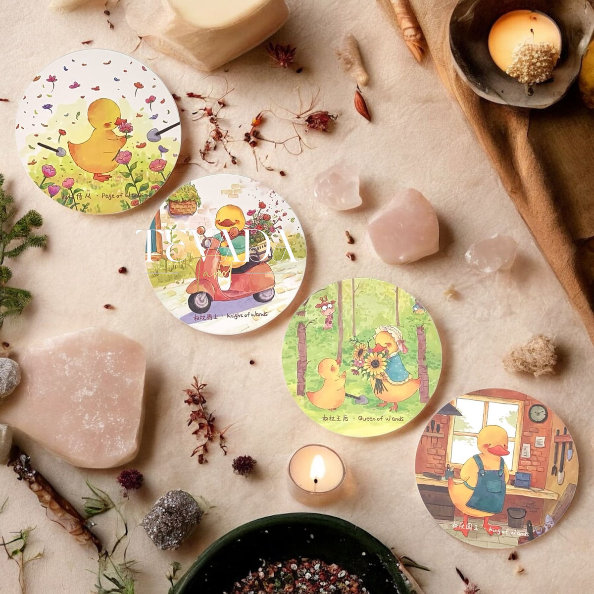 Découvrez le Cleo Duck Tarot, un jeu de 78 cartes contenant des conseils magiques et un art fantaisiste du canard. Parfait pour les lectures intuitives, la découverte de soi et la pratique joyeuse du tarot.