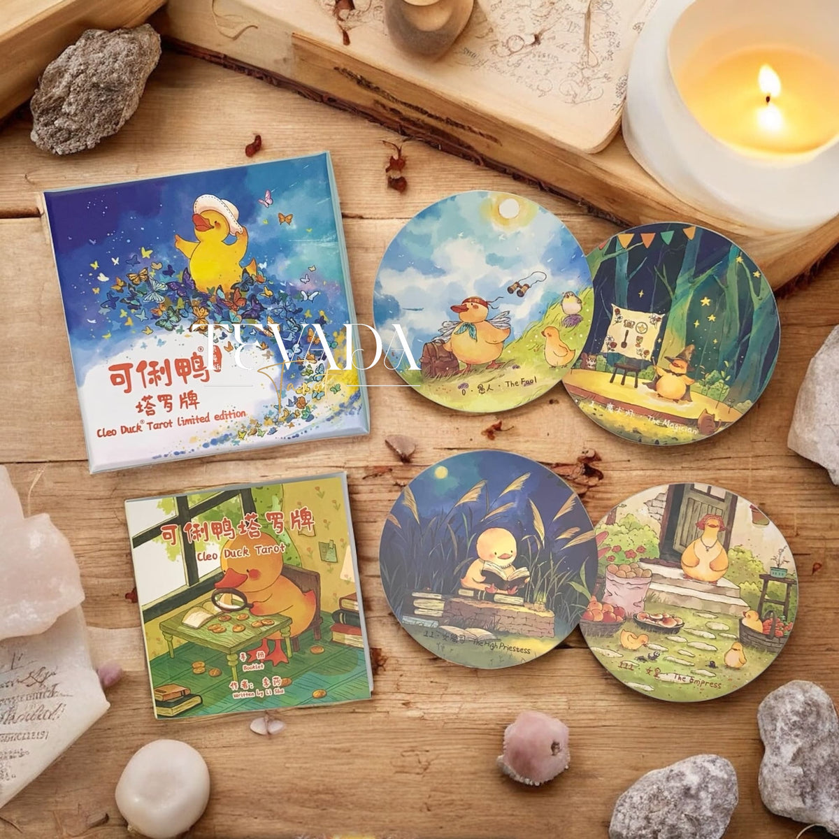 Découvrez le Cleo Duck Tarot, un jeu de 78 cartes contenant des conseils magiques et un art fantaisiste du canard. Parfait pour les lectures intuitives, la découverte de soi et la pratique joyeuse du tarot.