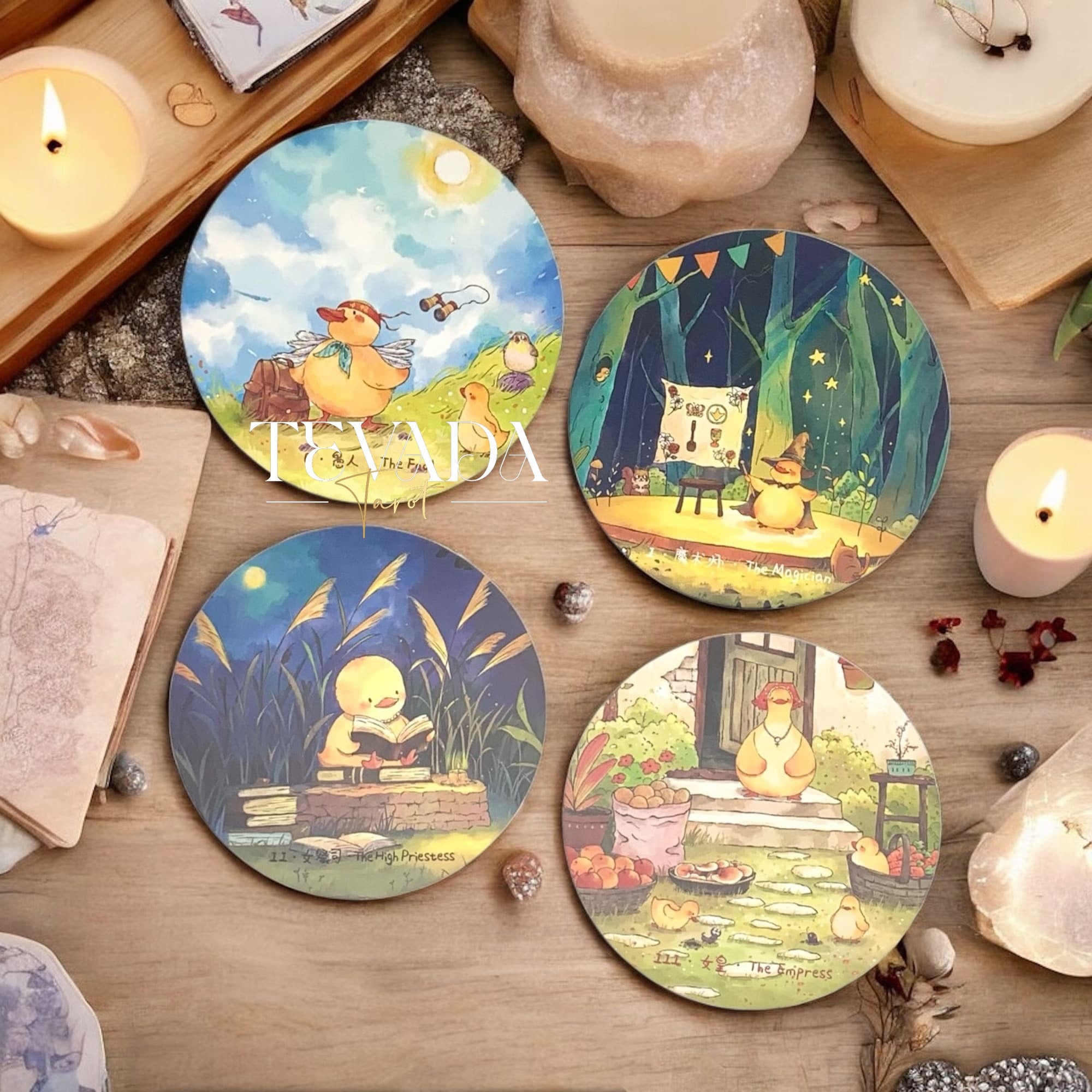 Découvrez le Cleo Duck Tarot, un jeu de 78 cartes contenant des conseils magiques et un art fantaisiste du canard. Parfait pour les lectures intuitives, la découverte de soi et la pratique joyeuse du tarot.