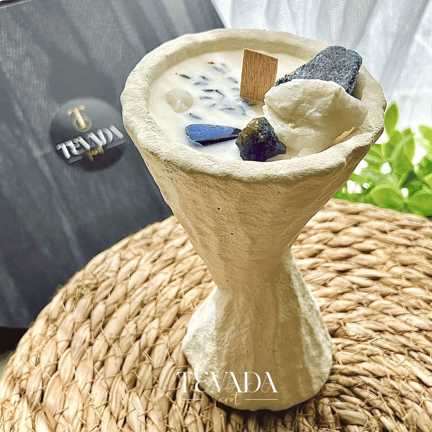 Infused with Amethyst, Moonstone, Lapis Lazuli, this tarot candle enhances intuition, healing, and clarity. Inspired by The Star card for mindful rituals and spiritual balance.
