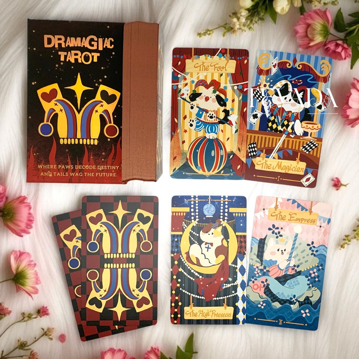 Dramagiac Tarot RED は、毎日のリーディングに喜び、明晰さ、そして魔法の導きをもたらす、かわいい動物をテーマにしたタロットデッキです。
