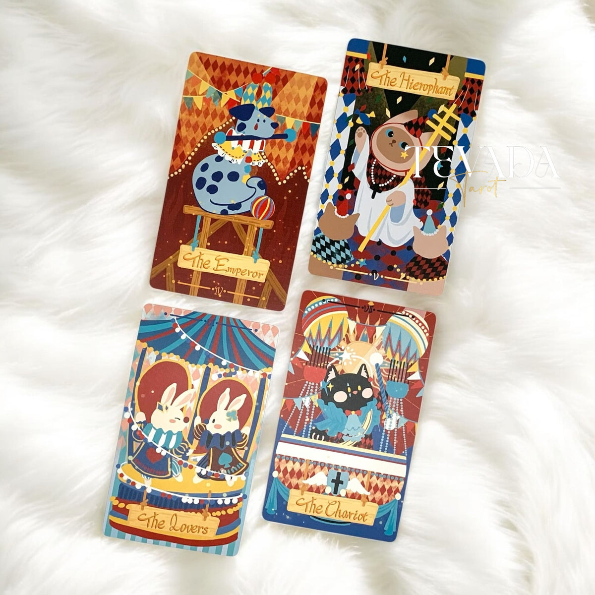 Dramagiac Tarot RED は、毎日のリーディングに喜び、明晰さ、そして魔法の導きをもたらす、かわいい動物をテーマにしたタロットデッキです。