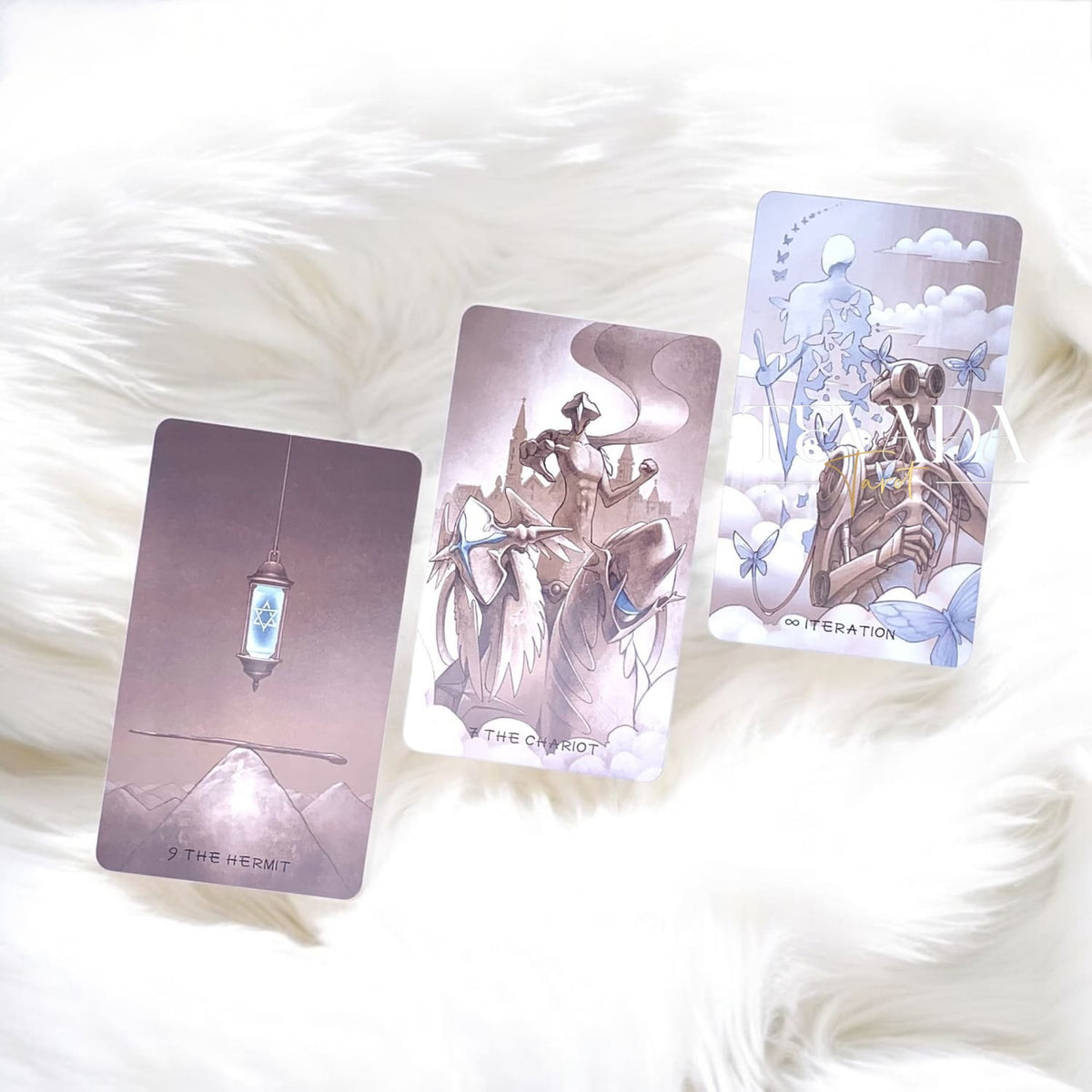 Descubre historias olvidadas a través del Tarot de Poesía Etérea DELUXE. Una baraja de 78 cartas en cálidos tonos tierra, perfecta para lecturas intuitivas y un autodescubrimiento conmovedor.