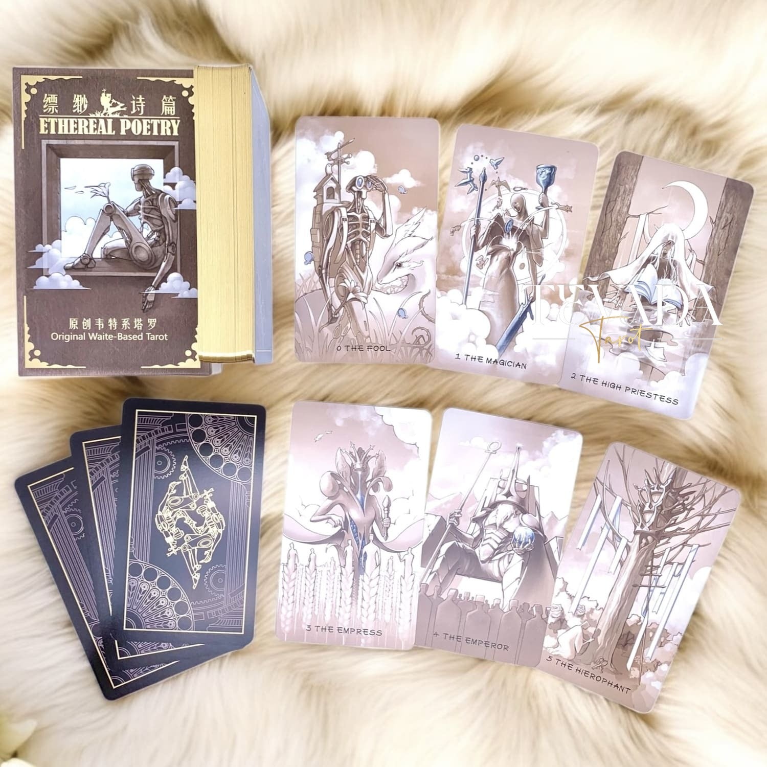 Descubre historias olvidadas a través del Tarot de Poesía Etérea DELUXE. Una baraja de 78 cartas en cálidos tonos tierra, perfecta para lecturas intuitivas y un autodescubrimiento conmovedor.